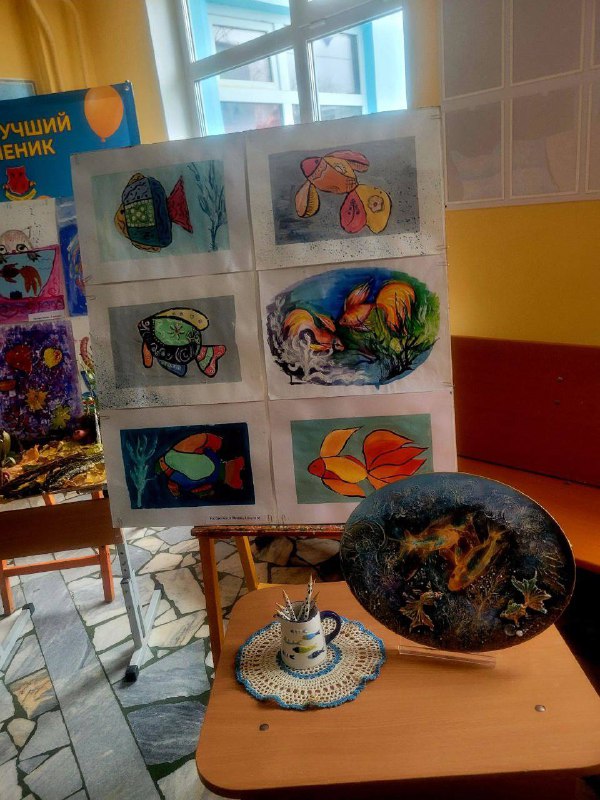 Выставка «Как прекрасен этот мир»Приглашаем вас погрузиться в волшебный мир творчества вместе! 🎨Выставка под названием «Как прекрасен этот мир», организованная кружками «Вдохновение» и «Палитра», приглашает насладиться красотой окружающего мира.Здесь представлены картины, созданные учениками первых, вторых, четвертых и шестых классов. Они изображают шелест травы на закате, улетающих птиц осенью, последний лист, танцующий в лужице, веселых ежиков среди зелени и красивых морских обитателей...Особое внимание хочется уделить творчеству ребят из классов 1а, 2б, 4в и 6. Ученики с огромным удовольствием занимаются в изостудии, развивая свой творческий потенциал и, смотря на мир особым глазами - глазами юных художников.