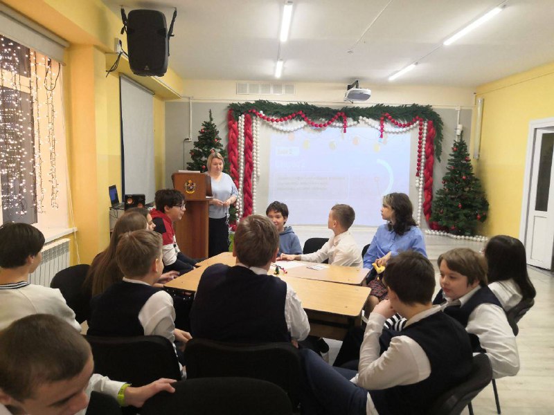 Новогодний квиз: интеллектуальный праздник для школьников. В преддверии Нового года в нашей школе состоялось увлекательное интеллектуальное состязание - квиз между учащимися 6, 7, 8, 9 классов. Мероприятие стало отличной возможностью не только проверить эрудицию, но и весело провести время в предпраздничной атмосфере.В квизе приняли участие команды от каждого класса. Квиз  состоял из 5 раундов, в каждом - по 7 вопросов..  «Новогодняя разминка» - лёгкие вопросы на общую эрудицию:.  «Зимний хит парад» - угадывание песен по фрагментам:.  «Вместо тысячи слов» - раунд на знание интернет мемов:.  «Стоп! Снято!» - вопросы о фильмах и мультфильмах:.  «Код „Эмодзи“» - творческий раунд. После финального раунда жюри тщательно подсчитало баллы и определило победителей. Все команды получили:грамоты за участие;памятные призы;заряд позитива и праздничное настроение.Победители были награждены специальными дипломами и новогодними сувенирами. Квиз прошёл в тёплой, дружеской атмосфере. Учащиеся активно обсуждали вопросы, поддерживали друг друга и радовались правильным ответам. Мероприятие не только расширило кругозор школьников, но и укрепило командный дух, подарив всем участникам яркие эмоции накануне праздников.Новогодний квиз стал настоящим подарком для ребят - сочетанием интеллектуального вызова и праздничного веселья. Мы уверены, что такие мероприятия будут и дальше объединять школьный коллектив и делать учебный процесс ещё интереснее!