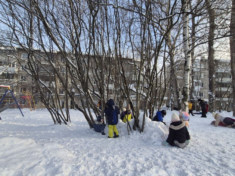 В наш чат бот пришел вопрос о режиме дня в "Европейской школе". Рассказываем. 📍Начальная школа – это школа полного дня. Дети приходят в 08.30 и остаются здесь до 18.00 часов. Для первоклашек и второклассников день начинается с завтрака, а затем – первый урок. Ученики 3 и 4 классов завтракают на перемене после первого урока. Уроки в школе - по 45 минут. Как мы уже рассказывали, прямо в учебное расписание включены внеурочные занятия. Такое чередование видов деятельности учит детей быстро переключаться между задачами, дает возможность отдохнуть, оптимально распределяет учебную нагрузку в течение дня и развивает множество компетенций. На переменах после 4 и 5 уроков дети обедают и отправляются на прогулку. Наверное, это одно из любимых занятий в расписании! Гуляем на закрытой огороженной территории. У нас очень красиво! Небольшая березовая роща, много зелени и цветов! Осенью здесь так радостно шуршать цветными листьями на дорожках, собирать гербарий. А какие огромные сугробы наметает зимой! На территорию часто забегают белочки, увидеть их – хорошая примета! Именно белки украшают неофициальный герб школы и изображены на фирменном школьном стикерпаке.🐿Прогулка – это отдых, свежий воздух, общение с друзьями. Под присмотром педагогов в зависимости от сезона дети играют в догонялки, в футбол, в снежки, валяются в сугробах, прыгают в классики, рисуют цветными мелками на асфальте и находят для себя массу других интересных занятий.После прогулки, как правило, еще один урок и далее – самоподготовка. Дети закрепляют изученный материал, выполняют небольшие домашние задания. Учебная деятельность заканчивается в 16.15 ч. ❓А что потом? После уроков дети находятся под присмотром тьюторов, участвуют в различных играх,  мастер-классах, в хорошую погоду гуляют, общаются с друзьями. Кроме этого, вожатые детского лагеря «Солнышко» два раза в неделю проводят для детей квесты и другие мероприятия. ❓Можно ли забрать ребенка раньше 18.00 часов? Да, по согласованию с классным руководителем (если ребенок посещает кружки и секции вне школы). Но после уроков в школе происходит тоже столько интересного, что детям ооочень не хочется уходить!😜В наш чат бот пришел вопрос о режиме дня в "Европейской школе". Рассказываем. 📍Начальная школа – это школа полного дня. Дети приходят в 08.30 и остаются здесь до 18.00 часов. Для первоклашек и второклассников день начинается с завтрака, а затем – первый урок. Ученики 3 и 4 классов завтракают на перемене после первого урока. Уроки в школе - по 45 минут. Как мы уже рассказывали, прямо в учебное расписание включены внеурочные занятия. Такое чередование видов деятельности учит детей быстро переключаться между задачами, дает возможность отдохнуть, оптимально распределяет учебную нагрузку в течение дня и развивает множество компетенций. На переменах после 4 и 5 уроков дети обедают и отправляются на прогулку. Наверное, это одно из любимых занятий в расписании! Гуляем на закрытой огороженной территории. У нас очень красиво! Небольшая березовая роща, много зелени и цветов! Осенью здесь так радостно шуршать цветными листьями на дорожках, собирать гербарий. А какие огромные сугробы наметает зимой! На территорию часто забегают белочки, увидеть их – хорошая примета! Именно белки украшают неофициальный герб школы и изображены на фирменном школьном стикерпаке.🐿Прогулка – это отдых, свежий воздух, общение с друзьями. Под присмотром педагогов в зависимости от сезона дети играют в догонялки, в футбол, в снежки, валяются в сугробах, прыгают в классики, рисуют цветными мелками на асфальте и находят для себя массу других интересных занятий.После прогулки, как правило, еще один урок и далее – самоподготовка. Дети закрепляют изученный материал, выполняют небольшие домашние задания. Учебная деятельность заканчивается в 16.15 ч. ❓А что потом? После уроков дети находятся под присмотром тьюторов, участвуют в различных играх,  мастер-классах, в хорошую погоду гуляют, общаются с друзьями. Кроме этого, вожатые детского лагеря «Солнышко» два раза в неделю проводят для детей квесты и другие мероприятия. ❓Можно ли забрать ребенка раньше 18.00 часов? Да, по согласованию с классным руководителем (если ребенок посещает кружки и секции вне школы). Но после уроков в школе происходит тоже столько интересного, что детям ооочень не хочется уходить!😜