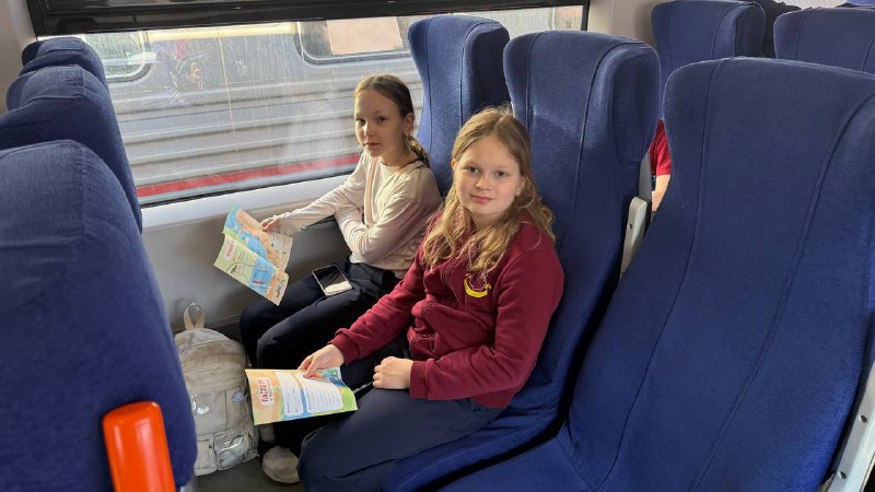 🚆Путешествие по Перми: 1Б, 3Б и 4В классы на «Финисте»!Вчера ученики 1Б, 3Б и 4В классов отправились в настоящее городское приключение — на электричке «Финист» они проехали по маршруту, охватившему 14 станций Перми. На каждой остановке ребят ждали новые открытия о нашем замечательном городе.А мы готовы открыть вам тайну! Все электрички названы в честь птиц: «Ласточка», «Финист», «Сапсан», «Стриж» — настоящие имена-птицы! 🦅 На всём пути ребята увидели несколько заводов, а в финале путешествия перед ними открылся великолепный обзор на Каму. Это был не просто маршрут, а настоящее знакомство с историей, промышленностью и природой Перми!
