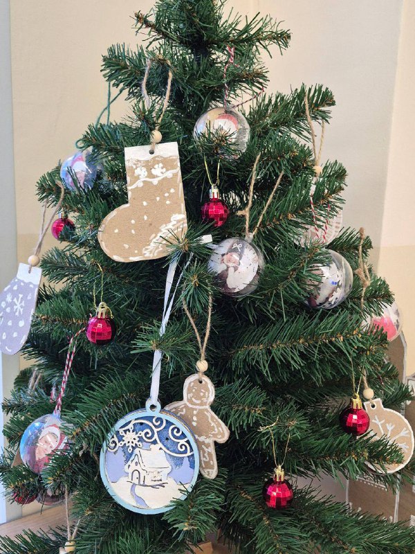 Новогодняя подготовка в 4А классе 🎅Вот и закончились новогодние каникулы! Подготовка к Новому году в 4А классе была особенно увлекательной и творческой.✨ Одной из любимых традиций стала организация адвент-календаря. В этом году все задания дети подготовили самостоятельно, проявив массу фантазии и креативности.Саша Мальцева: провела мастер-класс по созданию мини-кормушки - лакомства для птиц, а также предложила создать елочные игрушки из деревянных заготовок.Ксюша Коньшина: научила ребят создавать красивые закладки, а также оригинальную съедобную гирлянду из конфет. Ее нужно было съесть в новогоднюю ночь и загадать желание. Василиса Захарова и Кира Киселева: вместе сделали чудесные ёлочные украшения. Декор получился ярким и праздничным! Блестками был усыпан весь кабинет, но зато очень милые игрушки получились! Фома Журавлёв: выступил организатором  «Тайного Санты». Ребята получили приятные сладкие сюрпризы от одноклассников и смогли почувствовать себя настоящими дарителями радости.🧶 Праздничная мастерская работала весь месяц: делали и объемные снежинки из бумаги, елочные игрушки в стиле имбирного печенья, открыточки для друзей и близких. Практически весь декор в кабинете создан руками детей и классного руководителя. Творим чудеса своими руками! ❤️ Огромное спасибо родителям за поддержку детских инициатив и участие в нашей творческой мастерской!И конечно же, завершилось всё традиционной «Пижамной вечеринкой», где ребята отдыхали, смотрели мультфильмы и наслаждались вкуснейшей пиццей.