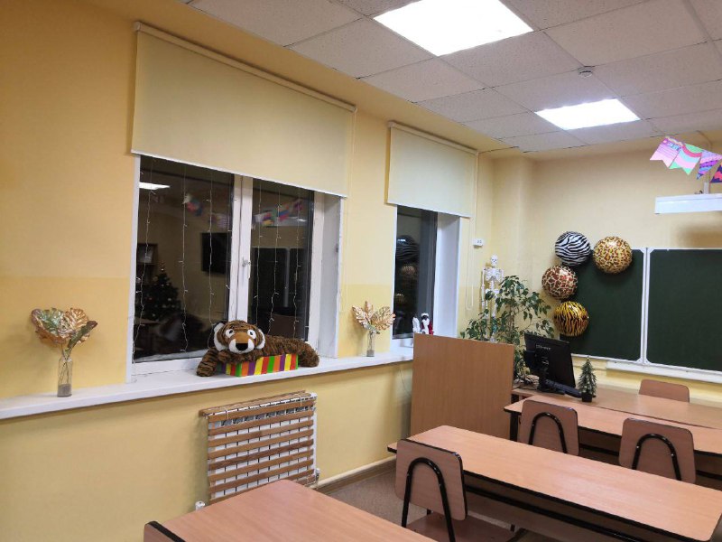 Путешествие в Африку с 9 классом!🌍Традиции празднования Нового года в Африке отличаются разнообразием и уникальностью, отражающими культурное богатство континента.Общие черты африканских празднований:🦩 Новый год часто отмечается большими семейными собраниями и общением с друзьями. Люди собираются вместе, чтобы поделиться едой, танцами и песнями.🦩 Многие блюда готовятся специально для праздника. Например, в некоторых регионах популярны блюда из кукурузы, риса и рыбы.🦩 Танцы и музыка играют важную роль в праздниках. Народные танцы и традиционные инструменты создают особую атмосферу.🦩 Использование огня также распространено. К примеру, в некоторых странах зажигают костры, символизирующие очищение и начало нового цикла.Особенности праздников в разных странах Африки:🌵Южная Африка: здесь праздник часто сопровождается фейерверками и музыкой. Люди выходят на улицы, посещают вечеринки и концерты. Некоторые общины проводят специальные церемонии, посвящённые началу нового года.🌵 Нигерийцы отмечают Новый год яркими костюмированными шествиями и традиционными танцами. Еда играет большую роль, особенно блюда из ямса и риса.🌵 Многие марокканцы несмотря на исламские обычаи, принимают участие в светских мероприятиях. Распространены праздничные ярмарки и фестивали, где можно попробовать местные деликатесы.Таким образом, празднование Нового года в Африке сочетает древние традиции и современные элементы, создавая уникальную и яркую картину.Оформление кабинета не только создало праздничную атмосферу, но и позволило обучающимся 9 класса почувствовать себя частью культурного наследия Африки. Шары и гирлянды с африканскими мотивам, игрушки-животные, ритуальные маски и традиционный рождественский венок. Важно отметить вклад всех участников процесса оформления - учеников, родителей и классного руководителя, ведь совместная работа укрепляет коллектив и способствует развитию творческих способностей каждого участника.