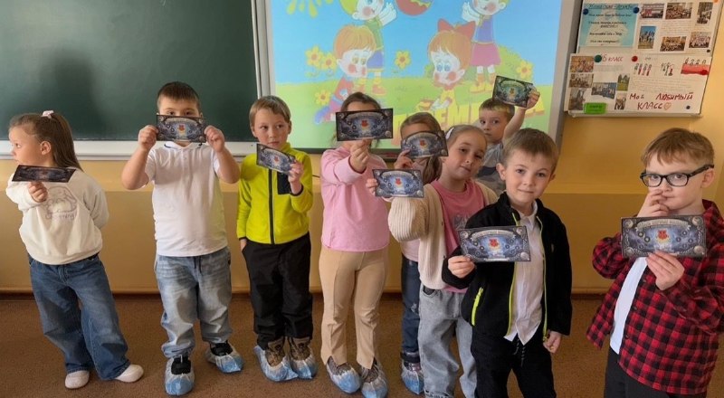 В "Европейской школе" прошёл День открытых дверей.Девиз школы - "Обучая - учимся". Директор Евгения  Захарова рассказала родителям будущих первоклассников об истории школы, которая ведет работу уже 29 лет, о новой концепции, интересных проектах, среди которых - #Внеурочка, "Пятая четверть", система мотивации "Орден Уникус",  ответила на все интересующие родителей вопросы о поступлении, организации дня первоклассника, учебной программе и др. Психолог Любовь Анатольевна  Коротовских дала ценные советы, касающиеся подготовке к школе, очень подробно рассказала о психологической готовности к школе, которая является залогом успешного обучения.Встреча завершилась экскурсией по школе.В это время дети, разделившись на две команды, участвовали в интересной игре "Твои первые звезды Уникус". Путешествуя по школе, они зарабатывали звездочки за выполнение заданий и участие в мастер-классах, а после каждый получил почётный знак -  кандидат на поступление в "Европейскую школу". Кроме этого, каждый ребёнок прошел тестирование, определяющее уровень готовности к школе.Напоминаем, что продолжается набор детей для обучения в 1 - 11 классах в 2026 - 2027 учебном году. Подробная информация по телефону 258 0 777.Фото с мероприятия тут.В "Европейской школе" прошёл День открытых дверей.Девиз школы - "Обучая - учимся". Директор Евгения  Захарова рассказала родителям будущих первоклассников об истории школы, которая ведет работу уже 29 лет, о новой концепции, интересных проектах, среди которых - #Внеурочка, "Пятая четверть", система мотивации "Орден Уникус",  ответила на все интересующие родителей вопросы о поступлении, организации дня первоклассника, учебной программе и др. Психолог Любовь Анатольевна  Коротовских дала ценные советы, касающиеся подготовке к школе, очень подробно рассказала о психологической готовности к школе, которая является залогом успешного обучения.Встреча завершилась экскурсией по школе.В это время дети, разделившись на две команды, участвовали в интересной игре "Твои первые звезды Уникус". Путешествуя по школе, они зарабатывали звездочки за выполнение заданий и участие в мастер-классах, а после каждый получил почётный знак -  кандидат на поступление в "Европейскую школу". Кроме этого, каждый ребёнок прошел тестирование, определяющее уровень готовности к школе.Напоминаем, что продолжается набор детей для обучения в 1 - 11 классах в 2026 - 2027 учебном году. Подробная информация по телефону 258 0 777.Фото с мероприятия тут.