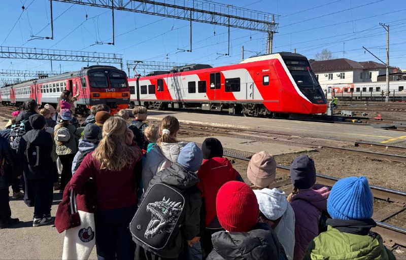 🚆Путешествие по Перми: 1Б, 3Б и 4В классы на «Финисте»!Вчера ученики 1Б, 3Б и 4В классов отправились в настоящее городское приключение — на электричке «Финист» они проехали по маршруту, охватившему 14 станций Перми. На каждой остановке ребят ждали новые открытия о нашем замечательном городе.А мы готовы открыть вам тайну! Все электрички названы в честь птиц: «Ласточка», «Финист», «Сапсан», «Стриж» — настоящие имена-птицы! 🦅 На всём пути ребята увидели несколько заводов, а в финале путешествия перед ними открылся великолепный обзор на Каму. Это был не просто маршрут, а настоящее знакомство с историей, промышленностью и природой Перми!