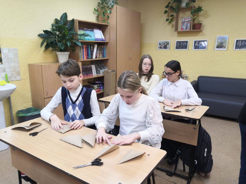 ⭐️Прилетаем в Россию!⭐️В нашей стране постепенно возрождается традиция оформлять рождественские елки в истинно русском стиле, превращая их в яркое отражение национальной культуры и семейных ценностей. Это не просто стремление придерживаться строгих канонов, а глубокая дань уважения нашим корням, атмосфере домашнего уюта и культурной преемственности поколений.Ребята 5 класса создали своими руками оригинальные праздничные украшения для своего кабинета, выдержанные в традиционном русском стиле. Ёлочку украсили гирляндами из сушек связанных яркими красно-зелёными лентами, бумажными  звёздами. Дверь украсили старинным символом Нового года - рождественским венком. Дополнительно повесили искусственные ветви ели, яркие бусы, нарядные шарики и изящные бумажные гирлянды-флажки. Мягко мерцающие электрические гирлянды завершают картину традиционной красоты.Декор в стиле «а-ля рус» (русский стиль) - это оформление интерьера, сочетающее элементы традиционного русского стиля с актуальными модными тенденциями. Такой декор может включать использование определённых цветов, материалов и орнаментов. Для русского стиля характерны естественные оттенки - синий, белый, зелёный, болотный, коричневый, чёрный, золотой.В декоре в стиле «а-ля рус» часто используют натуральные материалы. Некоторые из них: дерево - сосна, дуб, лиственница и берёза. Текстиль - лён, хлопок и шерсть - используют ковры, покрывала, подушки и шторы. Камень и глина - печи, изразцовые элементы, декоративные панели. Керамика и глазурованная посуда - выступают в роли современных декоративных деталей, которые отсылают к другим эпохам.Также в декоре могут использоваться растительные и звериные орнаменты: деревья, ветки, ягоды, лошади и петухи.Декор ёлки в русском стиле - это не просто украшение праздника, это способ передать тепло дома, традиции и культурное наследие. Дом, где чтят старину, а вместе с тем живут настоящими праздниками.