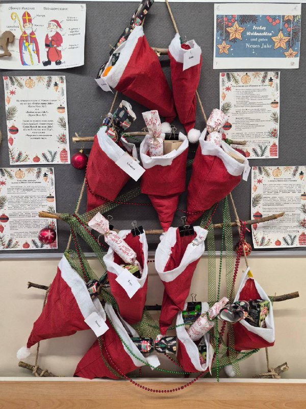 Новогодняя подготовка в 4А классе 🎅Вот и закончились новогодние каникулы! Подготовка к Новому году в 4А классе была особенно увлекательной и творческой.✨ Одной из любимых традиций стала организация адвент-календаря. В этом году все задания дети подготовили самостоятельно, проявив массу фантазии и креативности.Саша Мальцева: провела мастер-класс по созданию мини-кормушки - лакомства для птиц, а также предложила создать елочные игрушки из деревянных заготовок.Ксюша Коньшина: научила ребят создавать красивые закладки, а также оригинальную съедобную гирлянду из конфет. Ее нужно было съесть в новогоднюю ночь и загадать желание. Василиса Захарова и Кира Киселева: вместе сделали чудесные ёлочные украшения. Декор получился ярким и праздничным! Блестками был усыпан весь кабинет, но зато очень милые игрушки получились! Фома Журавлёв: выступил организатором  «Тайного Санты». Ребята получили приятные сладкие сюрпризы от одноклассников и смогли почувствовать себя настоящими дарителями радости.🧶 Праздничная мастерская работала весь месяц: делали и объемные снежинки из бумаги, елочные игрушки в стиле имбирного печенья, открыточки для друзей и близких. Практически весь декор в кабинете создан руками детей и классного руководителя. Творим чудеса своими руками! ❤️ Огромное спасибо родителям за поддержку детских инициатив и участие в нашей творческой мастерской!И конечно же, завершилось всё традиционной «Пижамной вечеринкой», где ребята отдыхали, смотрели мультфильмы и наслаждались вкуснейшей пиццей.