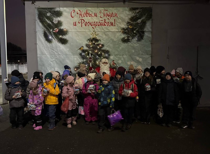 Экскурсия мечтыНедавно ученики 2Б, 4А и 4В классов отправились на увлекательную экскурсию на знаменитую кондитерскую фабрику «Пермская».Уже на подходе к зданию ребят окутал сладкий аромат шоколада . Сразу стало понятно, что впереди ждет нечто особенное!Первым делом детей пригласили переодеться в специальную одежду: строгие халаты и шапочки. Это помогло почувствовать себя настоящими кондитерами.Затем началось самое интересное: ребята попали на производственный цех, где увидели весь процесс изготовления сладостей своими глазами. 🤩Современные машины двигались непрерывно, превращая жидкую шоколадную массу в аппетитные конфеты. Тут катились вафельные листы и готовилась нежная пастила. Увидеть всю магию превращения ингредиентов в любимые лакомства было незабываемым зрелищем!Следующим пунктом  программы стал музей фабрики, где детям поведали её богатую историю.По пути состоялась встреча с самой настоящей Снегурочкой, путешествие закончилось великолепной дегустацией. Ребята попробовали огромное количество уникальных изделий фабрики, оценив каждую конфету и выбрав любимое угощение.Ну а напоследок учащихся ждал сюрприз: Дедушка Мороз устроил весёлый хоровод и вручил каждому маленькому гостю подарок Еще больше фотографий, можно найти в нашей группе ВКонтакте 