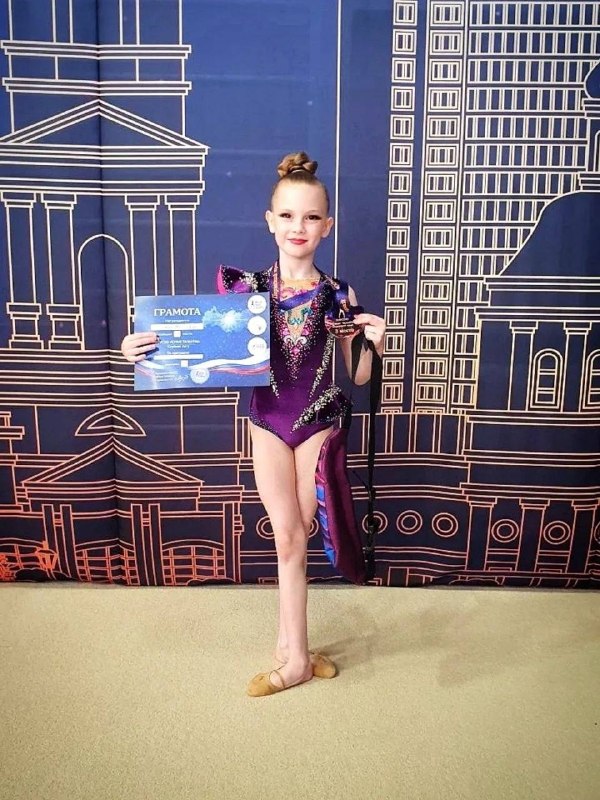 🎉 Поздравляем Соню Панкратову! 🎉Соня Панкратова, ученица 2Б класса, заняла 3 место на межрегиональных соревнованиях по художественной гимнастике МФСОО «Юные Таланты»!Соня выступала во втором дивизионе с мячом и стала третьей среди 14 участников. В настоящее время она занимается в СК «Сияние» под руководством тренера Парамоновой Дарьи Алексеевны и уже имеет Первый Юношеский разряд.Желаем Соне новых спортивных достижений, вдохновения и ярких побед! 💪🏅