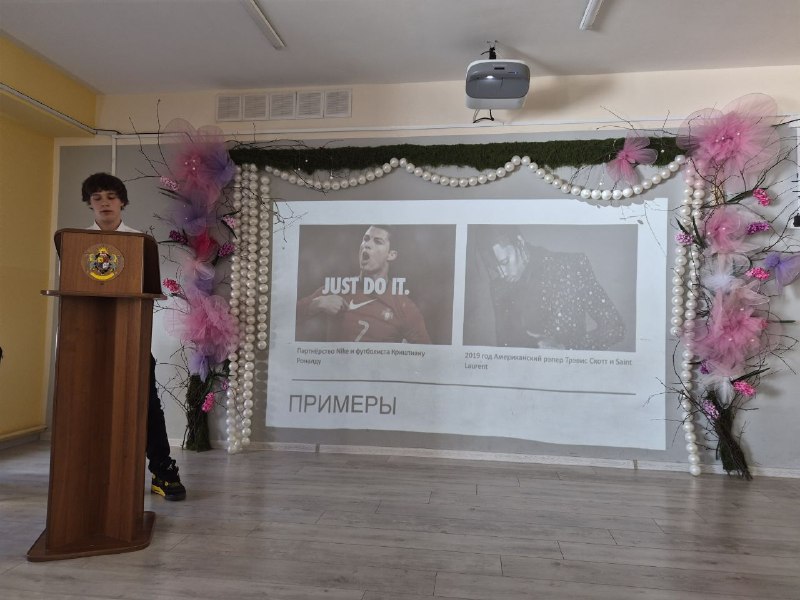 В соответствии со ФГОС в 10 - 11 классах в учебном плане появился новый предмет – «Индивидуальный проект»: самостоятельная исследовательская работа ученика под руководством педагога. Оценка за него выставляется в аттестат о среднем общем образовании.На этой неделе в «Европейской школе» началась защита индивидуальных проектов. Жюри заслушало выступление учащихся 10 класса. Темы проектов очень разнообразны: от спорта до театра, от музыки до математики. Екатерина Богатырева посвятила свой проект исследованию театра как искусства, которое учит слышать и понимать себя. Ратмир Галкин изучал влияние образов знаменитостей в рекламе на формирование модных тенденций и потребительского поведения аудитории, а Михаил Зубакин – влияние спорта на организм школьников. Алина Костарева совместно со школьным психологом исследовала причины возникновения стресса и его влияние на подростка. Как выяснилось, подростки часто испытывают стресс не только из-за увеличения школьной нагрузки (например, при подготовке и сдаче экзаменов), но и из-за влияния соцсетей.Елизавета Хуторянская рассказала, как фильмы помогают изучению английского языка. Варвара Круглова, выпускница музыкальной школы, погрузилась в изучение творчества Евгения Крылатова - выдающегося советского композитора. Именно он написал музыку для известных песен «Крылатые качели», «Три белых коня», «Прекрасное далеко», «Лесной олень» и «Колыбельная медведицы».Особенно хочется отметить три проекта:➡Кирилл Борисенко анализировал влияние различных факторов на процесс коррозии металлов (научный руководитель – Милена Алексеевна Бурдина, учитель химии и биологии). Он глубоко изучил тему, провел ряд опытов, которые подтвердили его гипотезу. ➡Арсений Долов создал генератор паролей с разными уровнями сложности и презентовал его жюри. Генератор паролей — это удобный инструмент для повседневной защиты аккаунтов, который позволяет создавать надежные пароли «в один клик» (научный руководитель – Данил Тафкилевич Каликов, преподаватель информатики). ➡Ксения Нагаенко изучала многогранники во временном диапазоне от древности до современности. Она подготовила очень красивую презентацию, которая помогла слушателям еще больше погрузиться в исследование, а также сама сделала макеты многогранников. Важное достоинство ее работы – метапредметность: она установила связь изучаемых объектов с биологией, химией, искусством, архитектурой. Научный руководитель - Диана Владимировна Соловьева, учитель математики.Авторы этих проектов прекрасно справились с защитой, правильно оформили рефераты и получили заслуженную оценку «отлично». Кроме этого, как и на научно-практической конференции, жюри распределило призовые места:1 место – Ксения Нагаенко2 место - Кирилл Борисенко3 место – Арсений ДоловПоздравляем всех участников, вы молодцы! 🎉На следующей неделе пройдет защита индивидуальных проектов учащихся 11 класса.В соответствии со ФГОС в 10 - 11 классах в учебном плане появился новый предмет – «Индивидуальный проект»: самостоятельная исследовательская работа ученика под руководством педагога. Оценка за него выставляется в аттестат о среднем общем образовании.На этой неделе в «Европейской школе» началась защита индивидуальных проектов. Жюри заслушало выступление учащихся 10 класса. Темы проектов очень разнообразны: от спорта до театра, от музыки до математики. Екатерина Богатырева посвятила свой проект исследованию театра как искусства, которое учит слышать и понимать себя. Ратмир Галкин изучал влияние образов знаменитостей в рекламе на формирование модных тенденций и потребительского поведения аудитории, а Михаил Зубакин – влияние спорта на организм школьников. Алина Костарева совместно со школьным психологом исследовала причины возникновения стресса и его влияние на подростка. Как выяснилось, подростки часто испытывают стресс не только из-за увеличения школьной нагрузки (например, при подготовке и сдаче экзаменов), но и из-за влияния соцсетей.Елизавета Хуторянская рассказала, как фильмы помогают изучению английского языка. Варвара Круглова, выпускница музыкальной школы, погрузилась в изучение творчества Евгения Крылатова - выдающегося советского композитора. Именно он написал музыку для известных песен «Крылатые качели», «Три белых коня», «Прекрасное далеко», «Лесной олень» и «Колыбельная медведицы».Особенно хочется отметить три проекта:➡Кирилл Борисенко анализировал влияние различных факторов на процесс коррозии металлов (научный руководитель – Милена Алексеевна Бурдина, учитель химии и биологии). Он глубоко изучил тему, провел ряд опытов, которые подтвердили его гипотезу. ➡Арсений Долов создал генератор паролей с разными уровнями сложности и презентовал его жюри. Генератор паролей — это удобный инструмент для повседневной защиты аккаунтов, который позволяет создавать надежные пароли «в один клик» (научный руководитель – Данил Тафкилевич Каликов, преподаватель информатики). ➡Ксения Нагаенко изучала многогранники во временном диапазоне от древности до современности. Она подготовила очень красивую презентацию, которая помогла слушателям еще больше погрузиться в исследование, а также сама сделала макеты многогранников. Важное достоинство ее работы – метапредметность: она установила связь изучаемых объектов с биологией, химией, искусством, архитектурой. Научный руководитель - Диана Владимировна Соловьева, учитель математики.Авторы этих проектов прекрасно справились с защитой, правильно оформили рефераты и получили заслуженную оценку «отлично». Кроме этого, как и на научно-практической конференции, жюри распределило призовые места:1 место – Ксения Нагаенко2 место - Кирилл Борисенко3 место – Арсений ДоловПоздравляем всех участников, вы молодцы! 🎉На следующей неделе пройдет защита индивидуальных проектов учащихся 11 класса.