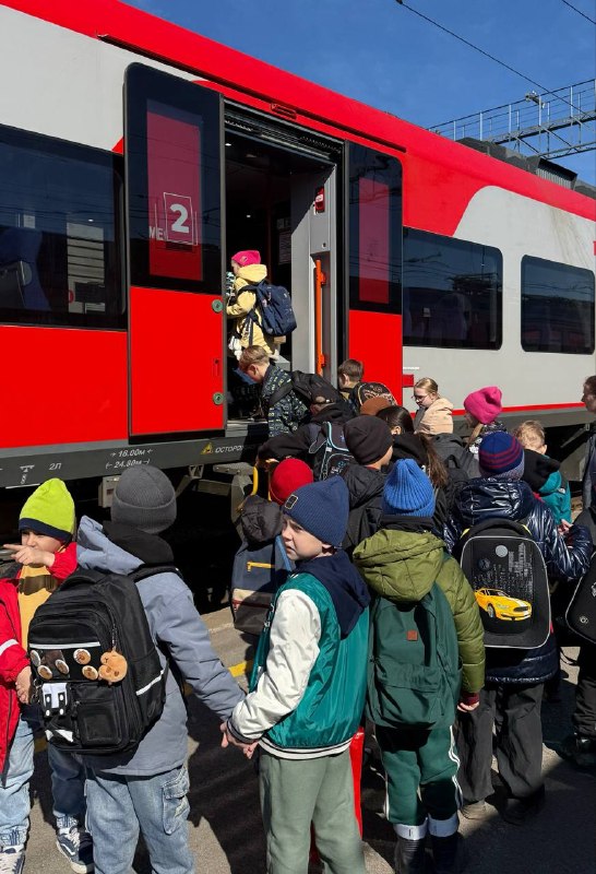 🚆Путешествие по Перми: 1Б, 3Б и 4В классы на «Финисте»!Вчера ученики 1Б, 3Б и 4В классов отправились в настоящее городское приключение — на электричке «Финист» они проехали по маршруту, охватившему 14 станций Перми. На каждой остановке ребят ждали новые открытия о нашем замечательном городе.А мы готовы открыть вам тайну! Все электрички названы в честь птиц: «Ласточка», «Финист», «Сапсан», «Стриж» — настоящие имена-птицы! 🦅 На всём пути ребята увидели несколько заводов, а в финале путешествия перед ними открылся великолепный обзор на Каму. Это был не просто маршрут, а настоящее знакомство с историей, промышленностью и природой Перми!