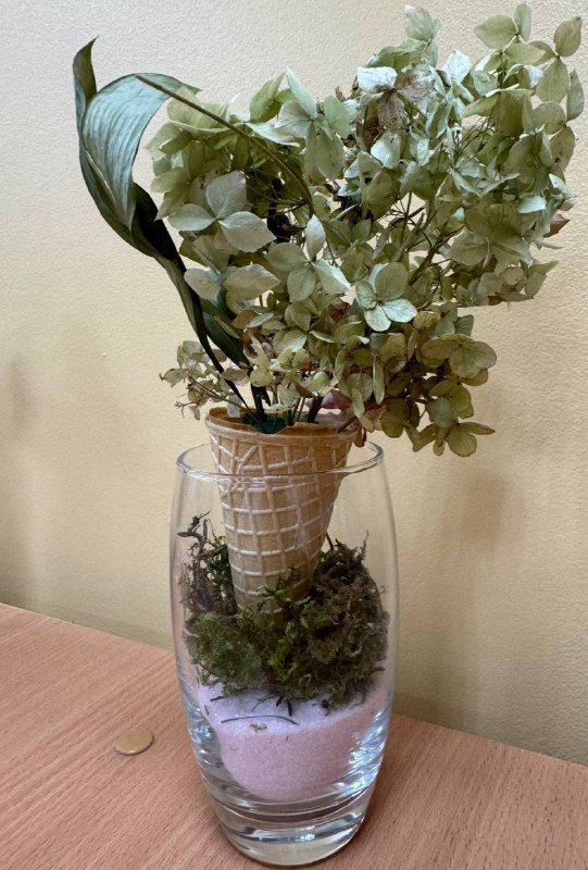🌷✂️💐 #внеурочка делаем икебану «Цветочное мороженое»На занятии мы погрузились в мир искусства составления букетов и создали настоящую икебану под названием «Цветочное мороженое». Это была увлекательная творческая работа, наполненная красотой и вдохновением!