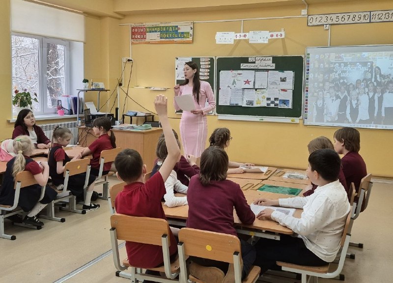 Сегодня мы расскажем о режиме учебы, школьных кабинетах и оснащении учебного процесса.«Европейская школа» ведет обучение с 1 по 11 класс. В начальной школе сейчас 9 классов: 1а и 1б, 2а и 2б, 3а и 3б, 4а, 4б, 4в, в старшем звене – по одному классу.Буквенная градация скорее условная: при формировании классов мы стараемся, чтобы они были примерно одинакового уровня и гендерного состава.Наполнение классов в начальной школе – в основном до 15 человек, в старших классах – до 20. У учащихся начальной школы – полный день (в 08.30 до 18.00 часов), 5 – 11 классы находятся в школе в соответствии с расписанием уроков. Учеба организуется в одну смену.Обучение идет успешнее, если ребенку комфортно в школе. Каждый кабинет оборудован всеми необходимыми техническими средствами обучения: есть компьютер, проектор, экран, doc-камера, принтер. Комплект учебников выдается в школе, также дети работают с электронными учебниками. На уроках используются рабочие тетради, различные сборники заданий, соответствующие ФГОС. У каждого есть шкафчик для учебников и личных вещей, у учащихся начальной школы – даже свой гардероб рядом с кабинетом.В школе есть компьютерный класс, спортзал, изостудия, кабинеты для внеурочных занятий, уютный актовый зал для праздников и мероприятий, а также собственный пищеблок, медицинский кабинет, кабинеты специалистов – логопеда и психолога. В фойе школы регулярно организуются выставки творческих работ учащихся. Есть места для отдыха в перемену: в этом году мы обновили мягкую мебель, она яркая и удобная. 🌸Большое внимание мы уделяем эстетике окружающего пространства, меняем сезонное оформление актового зала и кабинетов, и даже вход в школу привлекает внимание и сразу поднимает настроение.🌳У школы есть собственная огороженная территория для прогулок и площадка для игр, уличные веранды, в которых можно укрыться от непогоды или яркого солнца. На территории и в здании организовано видеонаблюдение, в учебных кабинетах видеонаблюдение не ведется.Мы заботимся не только о физическом, но и о психологическом комфорте учащихся. Этому способствуют доброжелательные отношения между детьми и педагогами, учет индивидуальных особенностей детей, информационная открытость, готовность к диалогу в преодолении любых сложностей, при необходимости – грамотная помощь школьного психолога.Напоминаем, что в "Европейской школе"  продолжается набор учащихся, о наличии мест  в классах, условиях поступления можно узнать по телефону 258 0 777, а также вопросы можно задать в нашем чат боте.