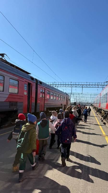 🚆Путешествие по Перми: 1Б, 3Б и 4В классы на «Финисте»!Вчера ученики 1Б, 3Б и 4В классов отправились в настоящее городское приключение — на электричке «Финист» они проехали по маршруту, охватившему 14 станций Перми. На каждой остановке ребят ждали новые открытия о нашем замечательном городе.А мы готовы открыть вам тайну! Все электрички названы в честь птиц: «Ласточка», «Финист», «Сапсан», «Стриж» — настоящие имена-птицы! 🦅 На всём пути ребята увидели несколько заводов, а в финале путешествия перед ними открылся великолепный обзор на Каму. Это был не просто маршрут, а настоящее знакомство с историей, промышленностью и природой Перми!