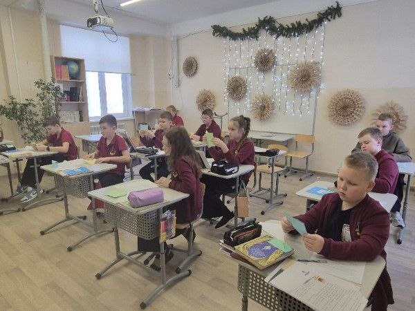 В наш чат бот пришел вопрос о режиме дня в "Европейской школе". Рассказываем. 📍Начальная школа – это школа полного дня. Дети приходят в 08.30 и остаются здесь до 18.00 часов. Для первоклашек и второклассников день начинается с завтрака, а затем – первый урок. Ученики 3 и 4 классов завтракают на перемене после первого урока. Уроки в школе - по 45 минут. Как мы уже рассказывали, прямо в учебное расписание включены внеурочные занятия. Такое чередование видов деятельности учит детей быстро переключаться между задачами, дает возможность отдохнуть, оптимально распределяет учебную нагрузку в течение дня и развивает множество компетенций. На переменах после 4 и 5 уроков дети обедают и отправляются на прогулку. Наверное, это одно из любимых занятий в расписании! Гуляем на закрытой огороженной территории. У нас очень красиво! Небольшая березовая роща, много зелени и цветов! Осенью здесь так радостно шуршать цветными листьями на дорожках, собирать гербарий. А какие огромные сугробы наметает зимой! На территорию часто забегают белочки, увидеть их – хорошая примета! Именно белки украшают неофициальный герб школы и изображены на фирменном школьном стикерпаке.🐿Прогулка – это отдых, свежий воздух, общение с друзьями. Под присмотром педагогов в зависимости от сезона дети играют в догонялки, в футбол, в снежки, валяются в сугробах, прыгают в классики, рисуют цветными мелками на асфальте и находят для себя массу других интересных занятий.После прогулки, как правило, еще один урок и далее – самоподготовка. Дети закрепляют изученный материал, выполняют небольшие домашние задания. Учебная деятельность заканчивается в 16.15 ч. ❓А что потом? После уроков дети находятся под присмотром тьюторов, участвуют в различных играх,  мастер-классах, в хорошую погоду гуляют, общаются с друзьями. Кроме этого, вожатые детского лагеря «Солнышко» два раза в неделю проводят для детей квесты и другие мероприятия. ❓Можно ли забрать ребенка раньше 18.00 часов? Да, по согласованию с классным руководителем (если ребенок посещает кружки и секции вне школы). Но после уроков в школе происходит тоже столько интересного, что детям ооочень не хочется уходить!😜В наш чат бот пришел вопрос о режиме дня в "Европейской школе". Рассказываем. 📍Начальная школа – это школа полного дня. Дети приходят в 08.30 и остаются здесь до 18.00 часов. Для первоклашек и второклассников день начинается с завтрака, а затем – первый урок. Ученики 3 и 4 классов завтракают на перемене после первого урока. Уроки в школе - по 45 минут. Как мы уже рассказывали, прямо в учебное расписание включены внеурочные занятия. Такое чередование видов деятельности учит детей быстро переключаться между задачами, дает возможность отдохнуть, оптимально распределяет учебную нагрузку в течение дня и развивает множество компетенций. На переменах после 4 и 5 уроков дети обедают и отправляются на прогулку. Наверное, это одно из любимых занятий в расписании! Гуляем на закрытой огороженной территории. У нас очень красиво! Небольшая березовая роща, много зелени и цветов! Осенью здесь так радостно шуршать цветными листьями на дорожках, собирать гербарий. А какие огромные сугробы наметает зимой! На территорию часто забегают белочки, увидеть их – хорошая примета! Именно белки украшают неофициальный герб школы и изображены на фирменном школьном стикерпаке.🐿Прогулка – это отдых, свежий воздух, общение с друзьями. Под присмотром педагогов в зависимости от сезона дети играют в догонялки, в футбол, в снежки, валяются в сугробах, прыгают в классики, рисуют цветными мелками на асфальте и находят для себя массу других интересных занятий.После прогулки, как правило, еще один урок и далее – самоподготовка. Дети закрепляют изученный материал, выполняют небольшие домашние задания. Учебная деятельность заканчивается в 16.15 ч. ❓А что потом? После уроков дети находятся под присмотром тьюторов, участвуют в различных играх,  мастер-классах, в хорошую погоду гуляют, общаются с друзьями. Кроме этого, вожатые детского лагеря «Солнышко» два раза в неделю проводят для детей квесты и другие мероприятия. ❓Можно ли забрать ребенка раньше 18.00 часов? Да, по согласованию с классным руководителем (если ребенок посещает кружки и секции вне школы). Но после уроков в школе происходит тоже столько интересного, что детям ооочень не хочется уходить!😜
