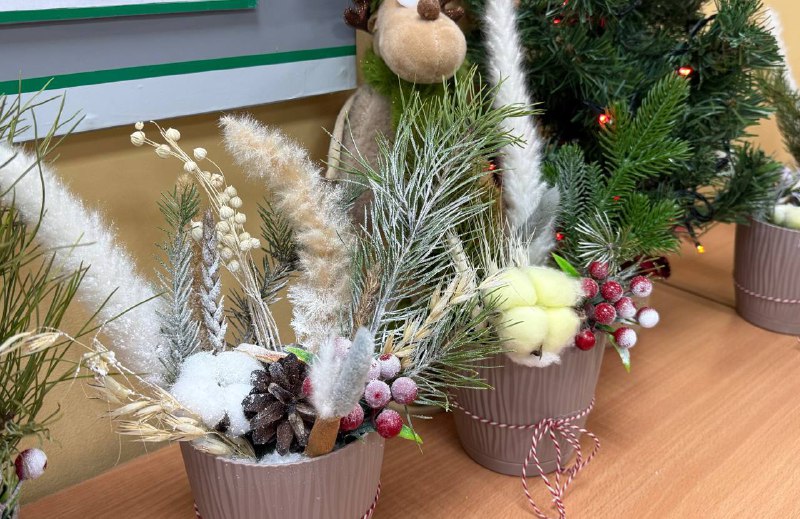 Новогоднее настроение в нашей школе! Во всех классах школы царит праздничная атмосфера: ученики активно готовятся к Новому году, украшают свои кабинеты и создают уютную обстановку. А наши талантливые ребятишки из #внеурочка по флористике удивили всех своими прекрасными композициями — настоящие мастера своего дела!😍