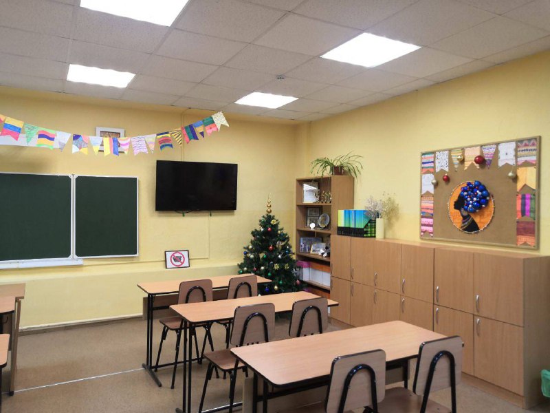 Путешествие в Африку с 9 классом!🌍Традиции празднования Нового года в Африке отличаются разнообразием и уникальностью, отражающими культурное богатство континента.Общие черты африканских празднований:🦩 Новый год часто отмечается большими семейными собраниями и общением с друзьями. Люди собираются вместе, чтобы поделиться едой, танцами и песнями.🦩 Многие блюда готовятся специально для праздника. Например, в некоторых регионах популярны блюда из кукурузы, риса и рыбы.🦩 Танцы и музыка играют важную роль в праздниках. Народные танцы и традиционные инструменты создают особую атмосферу.🦩 Использование огня также распространено. К примеру, в некоторых странах зажигают костры, символизирующие очищение и начало нового цикла.Особенности праздников в разных странах Африки:🌵Южная Африка: здесь праздник часто сопровождается фейерверками и музыкой. Люди выходят на улицы, посещают вечеринки и концерты. Некоторые общины проводят специальные церемонии, посвящённые началу нового года.🌵 Нигерийцы отмечают Новый год яркими костюмированными шествиями и традиционными танцами. Еда играет большую роль, особенно блюда из ямса и риса.🌵 Многие марокканцы несмотря на исламские обычаи, принимают участие в светских мероприятиях. Распространены праздничные ярмарки и фестивали, где можно попробовать местные деликатесы.Таким образом, празднование Нового года в Африке сочетает древние традиции и современные элементы, создавая уникальную и яркую картину.Оформление кабинета не только создало праздничную атмосферу, но и позволило обучающимся 9 класса почувствовать себя частью культурного наследия Африки. Шары и гирлянды с африканскими мотивам, игрушки-животные, ритуальные маски и традиционный рождественский венок. Важно отметить вклад всех участников процесса оформления - учеников, родителей и классного руководителя, ведь совместная работа укрепляет коллектив и способствует развитию творческих способностей каждого участника.