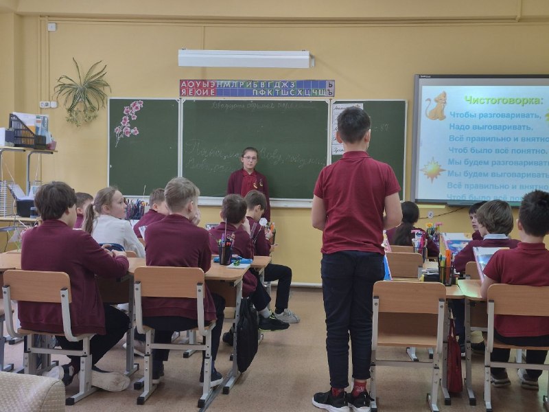 Учитель: Итак, решать задачу к доске идёт (смотрит на ребят) ... Трушкин. Трушкин: (выходит к доске).Учитель: Слушай внимательно условие задачи. Папа купил 1 килограмм конфет, и мама - ещё 2 килограмма.🍬 Сколько ...  Трушкин: (направляется к двери). 🏃‍♂Учитель: Трушкин, ты куда?! 😳Трушкин: Как куда? Домой побежал, конфеты есть! 😁Нет, это не КВН и не занятие в театральной студии: мы продолжаем знакомить вас с уроками в начальной школе.Учащиеся 3А класса "Европейской школы" в качестве домашнего задания на урок литературного чтения подготовили несколько сценок. Как видно из содержания одной из них – юмористические, и неслучайно: на предыдущем уроке они изучали понятия «юмор» и «сатира».Затем перешли к новой теме – начали знакомство с биографией и творчеством Андрея Платонова. Высказали предположения, о чем его рассказ "Цветок на земле" (1945). Рассказ - это трогательная и философская притча о жизни, смерти, связи поколений и труде. Сюжет повествует о маленьком мальчике Афоне, который скучает без отца, ушедшего на войну, и его мудром дедушке. Дед показывает внуку цветок, растущий из песка, объясняя, что главное — это умение жить, трудиться и преображать мир вокруг себя, принося пользу, даже когда вокруг смерть. Затем, читая рассказ, порассуждали, о том, что самое главное для человека. Звучали ответы: семья, друзья, счастье, мир. Вспомнили о своих прадедушках и прабабушках, о том, как они жили и работали в годы войны.Выводы, к которым пришли к концу урока: на земле нет ничего незначимого, лишнего. Нужно быть любознательными, уважать старших, бережно относиться к природе и находить чудо в самых обыденных вещах!Урок провела Ольга Федоровна Одинцова.Учитель: Итак, решать задачу к доске идёт (смотрит на ребят) ... Трушкин. Трушкин: (выходит к доске).Учитель: Слушай внимательно условие задачи. Папа купил 1 килограмм конфет, и мама - ещё 2 килограмма.🍬 Сколько ...  Трушкин: (направляется к двери). 🏃‍♂Учитель: Трушкин, ты куда?! 😳Трушкин: Как куда? Домой побежал, конфеты есть! 😁Нет, это не КВН и не занятие в театральной студии: мы продолжаем знакомить вас с уроками в начальной школе.Учащиеся 3А класса "Европейской школы" в качестве домашнего задания на урок литературного чтения подготовили несколько сценок. Как видно из содержания одной из них – юмористические, и неслучайно: на предыдущем уроке они изучали понятия «юмор» и «сатира».Затем перешли к новой теме – начали знакомство с биографией и творчеством Андрея Платонова. Высказали предположения, о чем его рассказ "Цветок на земле" (1945). Рассказ - это трогательная и философская притча о жизни, смерти, связи поколений и труде. Сюжет повествует о маленьком мальчике Афоне, который скучает без отца, ушедшего на войну, и его мудром дедушке. Дед показывает внуку цветок, растущий из песка, объясняя, что главное — это умение жить, трудиться и преображать мир вокруг себя, принося пользу, даже когда вокруг смерть. Затем, читая рассказ, порассуждали, о том, что самое главное для человека. Звучали ответы: семья, друзья, счастье, мир. Вспомнили о своих прадедушках и прабабушках, о том, как они жили и работали в годы войны.Выводы, к которым пришли к концу урока: на земле нет ничего незначимого, лишнего. Нужно быть любознательными, уважать старших, бережно относиться к природе и находить чудо в самых обыденных вещах!Урок провела Ольга Федоровна Одинцова.