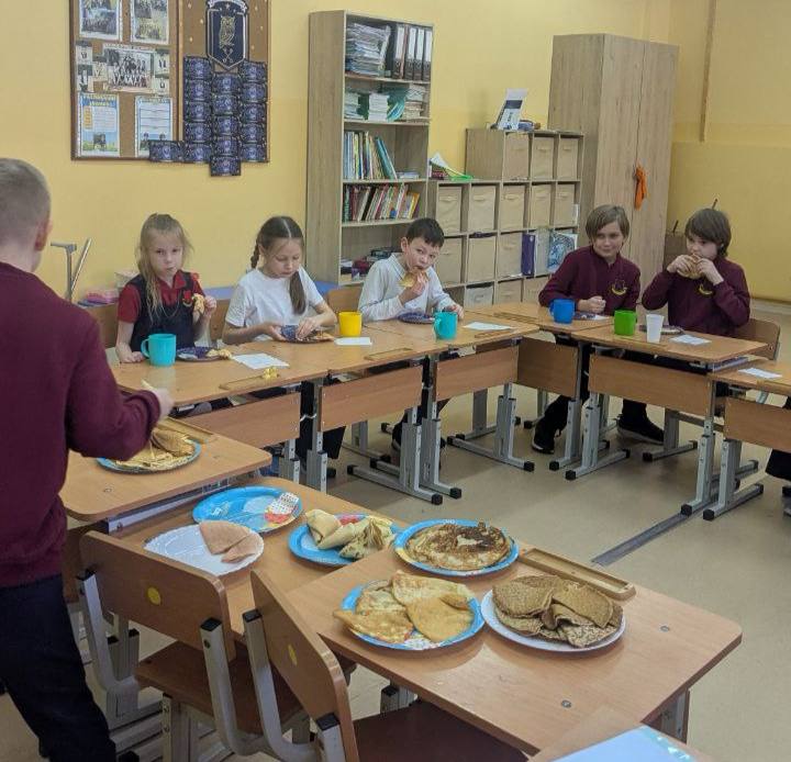 Ох, и весело же 2Б класс встречает Масленицу!Наши ребята окунулись в атмосферу праздника с головой!С помощью правильных ответов в викторине нашли пропавшую сковородку🕵️ и заработали звёздочки ⭐за эрудицию 💡Поиграли в фанты: кто-то читал стихи о весне, кто-то пел песню о Масленице, кому-то выпало станцевать танец с веником, а кому-то — нарисовать блин с улыбкой с завязанными глазами!Антон поделился рецептом розовых блинов, которые обожал сам Александр Сергеевич Пушкин!☝️И конечно же, была самая приятная часть мероприятия — дегустация вкуснейших домашних блинов!