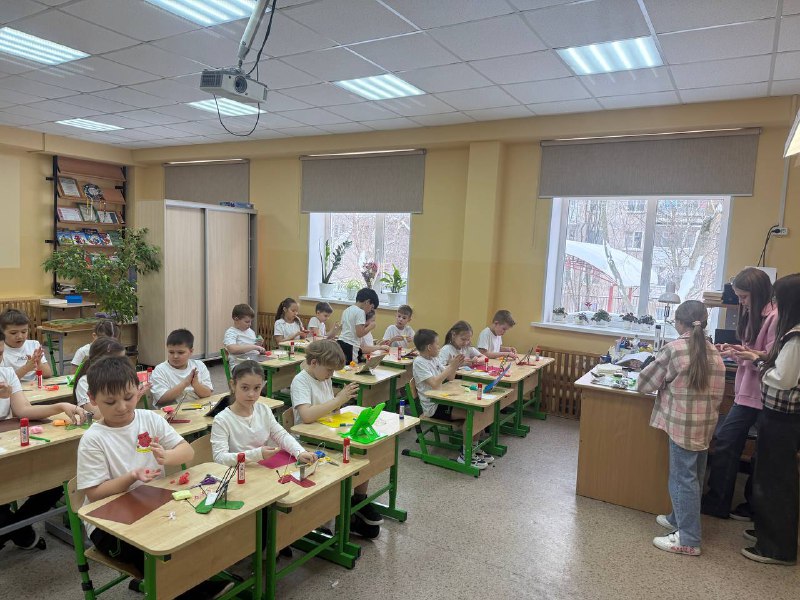 📌Сегодня ученики 6 класса нашей школы — Борисова Алиса, Иванова Алиса и Садетдинова Екатерина — организовали замечательный мастер-класс  «Весенние открытки» для второклассников из 2 «А».Ребята показали младшим школьникам, как создавать яркие весенние открытки своими руками.Это было увлекательное занятие, наполненное радостью творчества и искренним детским восторгом!Спасибо нашим талантливым ученикам за этот яркий пример доброты и заботы о младших товарищах! Пусть подобные мероприятия станут традиционными и вдохновляют всех нас на новые творческие свершения!