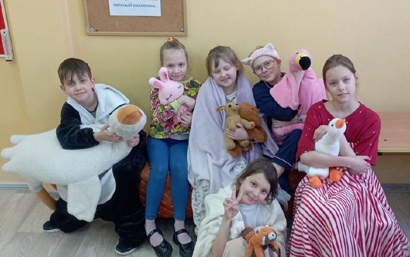 🎉 1 апреля — День смеха в школе!В нашей школе царила невероятная атмосфера веселья и радости! Ученики пришли не только в ярких и смешных костюмах, но и в уютных пижамах, принесли с собой любимые мягкие игрушки и даже одеяла. Коридоры школы превратились в настоящий праздник креатива: здесь можно было встретить супергероев и забавных животных!Этот день ещё раз показал, как важно уметь радоваться, смеяться и поддерживать друг друга. Спасибо всем, кто принял участие и подарил нам столько улыбок! Ждём новых ярких событий! Еще больше фото можно найти 👉🏼 тут