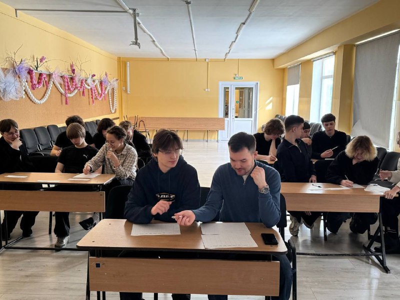 Нейросети: ограничить нельзя использоватьУчащиеся 10 и 11 классов «Европейской школы» впервые познакомились с миром парламентских дебатов. Надо отметить, что это направление активно развивается в учебных заведениях края, под эгидой Молодёжного парламента Прикамья проводятся дебаты краевого уровня. Тему для первого раза выбрали непростую, но актуальную — нужно ли ограничивать использование нейросетей при выполнении домашних заданий?Вполне ожидаемо, что сначала многие стеснялись. Сделать первый шаг и высказать своё мнение перед всеми — всегда волнительно. Но постепенно, один за другим, ребята включились в работу и начали защищать точку зрения своей команды. Это было самое важное: они не испугались и попробовали. В процессе дискуссии мы услышали и по-настоящему сильные, продуманные аргументы.Организаторами дебатов выступили студенты ПГНИУ, представители Молодежного парламента Законодательного Собрания края Сергей Кузнецов,  Антон Бобров, Ян Городецкий. Их отзыв о мероприятии:«Конечно, ребятам из «Европейской школы» ещё есть над чем работать и что прокачивать. Но главное — мы увидели их интерес. Это лучший сигнал для нас, что нужно продолжать. Мы обязательно вернёмся в эту школу, чтобы помочь им развить свои навыки и, возможно, подготовить будущих чемпионов!».Нейросети: ограничить нельзя использоватьУчащиеся 10 и 11 классов «Европейской школы» впервые познакомились с миром парламентских дебатов. Надо отметить, что это направление активно развивается в учебных заведениях края, под эгидой Молодёжного парламента Прикамья проводятся дебаты краевого уровня. Тему для первого раза выбрали непростую, но актуальную — нужно ли ограничивать использование нейросетей при выполнении домашних заданий?Вполне ожидаемо, что сначала многие стеснялись. Сделать первый шаг и высказать своё мнение перед всеми — всегда волнительно. Но постепенно, один за другим, ребята включились в работу и начали защищать точку зрения своей команды. Это было самое важное: они не испугались и попробовали. В процессе дискуссии мы услышали и по-настоящему сильные, продуманные аргументы.Организаторами дебатов выступили студенты ПГНИУ, представители Молодежного парламента Законодательного Собрания края Сергей Кузнецов,  Антон Бобров, Ян Городецкий. Их отзыв о мероприятии:«Конечно, ребятам из «Европейской школы» ещё есть над чем работать и что прокачивать. Но главное — мы увидели их интерес. Это лучший сигнал для нас, что нужно продолжать. Мы обязательно вернёмся в эту школу, чтобы помочь им развить свои навыки и, возможно, подготовить будущих чемпионов!».