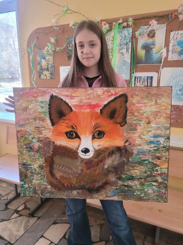 🧑‍🎨Акриловые краски на холсте: новый опыт для юных художниковРебята из 6-го класса кружка «Вдохновение» открыли для себя удивительный мир акриловой живописи. Этот современный художественный материал оказался настоящим открытием: он лёгок в обращении, радует яркой палитрой и даёт безграничные возможности для творчества. По сравнению с гуашью, акрил позволяет создавать более насыщенные и стойкие цвета, а работать с ним — одно удовольствие!Наши ученики только начинают свой путь в искусстве: учатся наблюдать, искать свой уникальный почерк и выражать мысли через цвет и форму. Ведь, как говорил великий Леонардо да Винчи«там нет художника, где его кисть не думает вместе с художником».Особенно хочется отметить старания Ильи Лугегова, Алисы Борисовой, Алисы Ивановой, Ильи Расторгуева, Марины Томасовой и Милы Александровой. Вы большие молодцы! Пусть этот путь будет сложным, но невероятно интересным. Вперёд, к новым творческим вершинам! 🎨