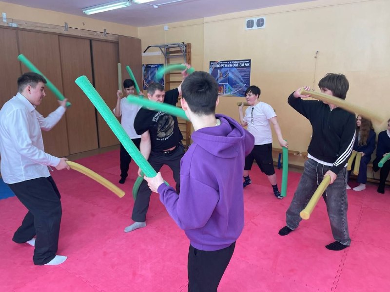 Физкультура  в школе Уроки физкультуры в школе необходимы для укрепления здоровья, физического развития и эмоциональной разрядки детей, они воспитывают дисциплину и навыки командной работы. В «Европейской школе» два учителя физкультуры: Татьяна Витальевна Ванькова и Виталий Геннадьевич Алевский. Дети с радостью бегут на уроки, и это лучший показатель работы педагогов. На каждом уроке детям прививают любовь к спорту, физическим нагрузкам, которые требуются для укрепления здоровья и поддержания организма в тонусе, обучают внимательно относиться к своему здоровью. Самое главное, что отличает педагогов - это стремление сделать уроки интересными, индивидуальный подход к каждому ребенку, поощрение достижений каждого. Татьяна Витальевна – классный руководитель 4а класса, что очень помогает поддерживать активность детей. За этот год класс принял участие во множестве спортивных мероприятий, среди них тренинги по футболу и тхэквондо, скалодром, веревочные парки и полеты на тарзанке, каток и даже «Лыжня России-2026», в планах на апрель – поход в боулинг всем классом с намерением обыграть команду родителей.😜 Виталий Геннадьевич помимо физкультуры ведет занятия ОБЖ, а в рамках программы «Школа безопасности» обучает детей основным приемам самообороны. На уроках дети занимаются общефизической подготовкой, играют в спортивные игры. Заканчиваем учебный год традиционной сдачей нормативов, чтобы сравнить результаты физподготовки в начале года и в конце. 👍 В этом году при участии педагогов прошли такие общешкольные мероприятия, как День здоровья, «Спортивные старты», посвященные Дню защитника Отечества, сейчас идет подготовка к большому праздничному мероприятию - смотру строя и песни, посвященному Дню победы, а также в мае на базе детского лагеря «Солнышко» состоится спортивный квест. Вместе с НКО «Агентство профессиональных траекторий» в рамках уроков проведены соревнования по игровому фехтованию. 📍Что нового? В этом году в школе обновили спортивный инвентарь, появился теннисный стол, боксерский манекен, в зале теперь можно играть в волейбол.Помимо уроков физкультуры на #внеурочке в первом полугодии дети играли в подвижные игры, сейчас занимаются танцами, ведь движение – это жизнь. Планы на следующий год - благоустройство уличной спортивной площадки, организация сдачи норм ГТО на базе школы, новые интересные проекты и соревнования!Физкультура  в школе Уроки физкультуры в школе необходимы для укрепления здоровья, физического развития и эмоциональной разрядки детей, они воспитывают дисциплину и навыки командной работы. В «Европейской школе» два учителя физкультуры: Татьяна Витальевна Ванькова и Виталий Геннадьевич Алевский. Дети с радостью бегут на уроки, и это лучший показатель работы педагогов. На каждом уроке детям прививают любовь к спорту, физическим нагрузкам, которые требуются для укрепления здоровья и поддержания организма в тонусе, обучают внимательно относиться к своему здоровью. Самое главное, что отличает педагогов - это стремление сделать уроки интересными, индивидуальный подход к каждому ребенку, поощрение достижений каждого. Татьяна Витальевна – классный руководитель 4а класса, что очень помогает поддерживать активность детей. За этот год класс принял участие во множестве спортивных мероприятий, среди них тренинги по футболу и тхэквондо, скалодром, веревочные парки и полеты на тарзанке, каток и даже «Лыжня России-2026», в планах на апрель – поход в боулинг всем классом с намерением обыграть команду родителей.😜 Виталий Геннадьевич помимо физкультуры ведет занятия ОБЖ, а в рамках программы «Школа безопасности» обучает детей основным приемам самообороны. На уроках дети занимаются общефизической подготовкой, играют в спортивные игры. Заканчиваем учебный год традиционной сдачей нормативов, чтобы сравнить результаты физподготовки в начале года и в конце. 👍 В этом году при участии педагогов прошли такие общешкольные мероприятия, как День здоровья, «Спортивные старты», посвященные Дню защитника Отечества, сейчас идет подготовка к большому праздничному мероприятию - смотру строя и песни, посвященному Дню победы, а также в мае на базе детского лагеря «Солнышко» состоится спортивный квест. Вместе с НКО «Агентство профессиональных траекторий» в рамках уроков проведены соревнования по игровому фехтованию. 📍Что нового? В этом году в школе обновили спортивный инвентарь, появился теннисный стол, боксерский манекен, в зале теперь можно играть в волейбол.Помимо уроков физкультуры на #внеурочке в первом полугодии дети играли в подвижные игры, сейчас занимаются танцами, ведь движение – это жизнь. Планы на следующий год - благоустройство уличной спортивной площадки, организация сдачи норм ГТО на базе школы, новые интересные проекты и соревнования!