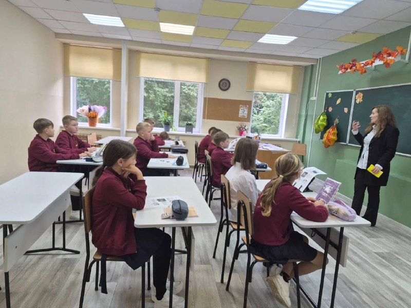 Начался новый учебный год.📚🍁В первые дни учёбы особенное внимание - нашим пятиклассникам! В их школьной жизни большие изменения: новые учителя, одноклассники, классный руководитель, кабинеты.Чтобы сделать адаптацию  более мягкой, первые дни мы посвятим интенсиву - межпредметному погружению в учебные предметы. Наша главная тема - первобытное общество. Рассматриваем ее в комплексе: через призму истории, географии, математики, изобразительного искусства, русского и иностранного языка.Наши "племена" с восторгом поддержали идею учиться в такой игровой форме! Но мы не просто играем - в ходе каждого занятия педагоги проводят входную диагностику по своему предмету.Первый учебный день завершился встречей с театром звука "11/8", ведь история музыки и музыкальных инструментов тоже идет из глубины веков!Об этом увлекательном мероприятии мы обязательно расскажем более подробно!Начался новый учебный год.📚🍁В первые дни учёбы особенное внимание - нашим пятиклассникам! В их школьной жизни большие изменения: новые учителя, одноклассники, классный руководитель, кабинеты.Чтобы сделать адаптацию  более мягкой, первые дни мы посвятим интенсиву - межпредметному погружению в учебные предметы. Наша главная тема - первобытное общество. Рассматриваем ее в комплексе: через призму истории, географии, математики, изобразительного искусства, русского и иностранного языка.Наши "племена" с восторгом поддержали идею учиться в такой игровой форме! Но мы не просто играем - в ходе каждого занятия педагоги проводят входную диагностику по своему предмету.Первый учебный день завершился встречей с театром звука "11/8", ведь история музыки и музыкальных инструментов тоже идет из глубины веков!Об этом увлекательном мероприятии мы обязательно расскажем более подробно!
