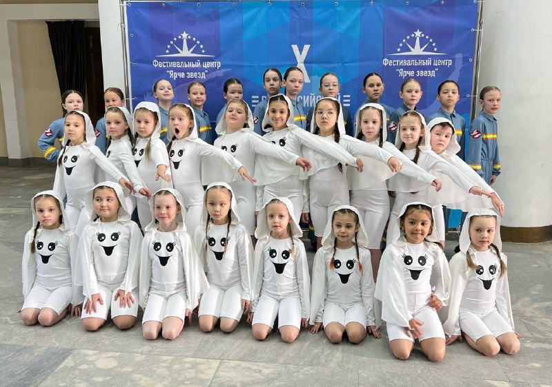 Сегодня с гордостью рассказываем об ученице 1 «А» класса Алисе Блиновой, которая уже пять лет занимается в танцевальной студии «Жемчужина» под руководством замечательных тренеров — Обориной Елены Владимировны и Калининой Марии Юрьевны.Алиса — настоящий пример трудолюбия, настойчивости и дисциплины. Регулярные тренировки, умение слушать музыку, чувствовать ритм и передавать эмоции через движения помогают ей занимать призовые места на престижных хореографических конкурсах.Недавние достижения Алисы:- Лауреат I степени во Всероссийском конкурсе-фестивале «Весне навстречу»;- Лауреат II степени в фестивале «Артерия в ритме наших сердец»;- Лауреат III степени в конкурсе «Создай мечту».Танцевальное мастерство Алисы успешно сочетает с отличной учёбой, активным участием в олимпиадах и творческих конкурсах. У неё много друзей среди одноклассников, и она всегда готова поддержать любую инициативу.Поздравляем Алису с яркими победами и желаем, чтобы каждый её танец был наполнен радостью, вдохновением и новыми успехами! Пусть впереди будет ещё больше наград и счастливых моментов! 💃🎉