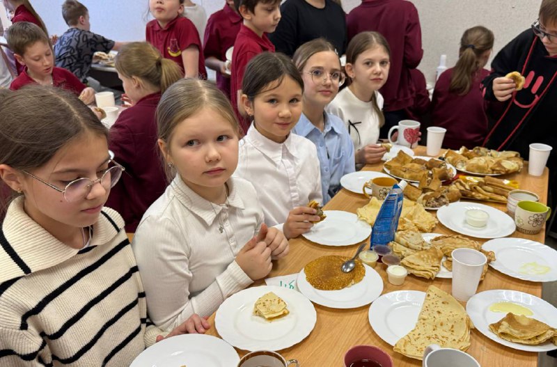 Широкая Масленица!Уважаемые родители и ученики нашей школы, поздравляем вас с праздником Масленицы!Масленицу отметили широко и весело! 🎉 Особенно приятно отметить активность наших ребят, проявленную в кулинарных мастер-классах и флешмобе, посвящённом приготовлению блинов.Итоги мероприятия:Мастер-классы: около 350 блинов было испечено участниками мастер-классов.Флешмоб: общее число блинов составило примерно 674, среди которых:- Начальные классы принесли приблизительно 481 блина,- Старшие классы – примерно 193 блина.Особое внимание заслуживает участие учеников начальной школы:- Самый большой вклад внес Фома Журавлёв, ученик 4А класса, который принёс целых 30 блинов трёх видов.- Ещё одна юная мастерица, Василиса Захарова из 4А, отличилась, самостоятельно выпекла 28 блинов.Отдельно отметим рекордсменов по числу принесенных блинов:- Класс 4А поставил абсолютный рекорд, собрав 137 блинов плюс три сорта домашнего варенья.- Старшеклассница Милана Герштейн, ученица 9-го класса, также впечатлила всех своими 30-ю блинами.Поздравляем всех участников! Вы сделали праздник незабываемым и вкусным! 