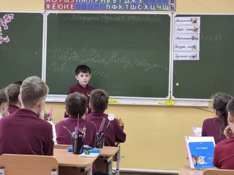 Учитель: Итак, решать задачу к доске идёт (смотрит на ребят) ... Трушкин. Трушкин: (выходит к доске).Учитель: Слушай внимательно условие задачи. Папа купил 1 килограмм конфет, и мама - ещё 2 килограмма.🍬 Сколько ...  Трушкин: (направляется к двери). 🏃‍♂Учитель: Трушкин, ты куда?! 😳Трушкин: Как куда? Домой побежал, конфеты есть! 😁Нет, это не КВН и не занятие в театральной студии: мы продолжаем знакомить вас с уроками в начальной школе.Учащиеся 3А класса "Европейской школы" в качестве домашнего задания на урок литературного чтения подготовили несколько сценок. Как видно из содержания одной из них – юмористические, и неслучайно: на предыдущем уроке они изучали понятия «юмор» и «сатира».Затем перешли к новой теме – начали знакомство с биографией и творчеством Андрея Платонова. Высказали предположения, о чем его рассказ "Цветок на земле" (1945). Рассказ - это трогательная и философская притча о жизни, смерти, связи поколений и труде. Сюжет повествует о маленьком мальчике Афоне, который скучает без отца, ушедшего на войну, и его мудром дедушке. Дед показывает внуку цветок, растущий из песка, объясняя, что главное — это умение жить, трудиться и преображать мир вокруг себя, принося пользу, даже когда вокруг смерть. Затем, читая рассказ, порассуждали, о том, что самое главное для человека. Звучали ответы: семья, друзья, счастье, мир. Вспомнили о своих прадедушках и прабабушках, о том, как они жили и работали в годы войны.Выводы, к которым пришли к концу урока: на земле нет ничего незначимого, лишнего. Нужно быть любознательными, уважать старших, бережно относиться к природе и находить чудо в самых обыденных вещах!Урок провела Ольга Федоровна Одинцова.Учитель: Итак, решать задачу к доске идёт (смотрит на ребят) ... Трушкин. Трушкин: (выходит к доске).Учитель: Слушай внимательно условие задачи. Папа купил 1 килограмм конфет, и мама - ещё 2 килограмма.🍬 Сколько ...  Трушкин: (направляется к двери). 🏃‍♂Учитель: Трушкин, ты куда?! 😳Трушкин: Как куда? Домой побежал, конфеты есть! 😁Нет, это не КВН и не занятие в театральной студии: мы продолжаем знакомить вас с уроками в начальной школе.Учащиеся 3А класса "Европейской школы" в качестве домашнего задания на урок литературного чтения подготовили несколько сценок. Как видно из содержания одной из них – юмористические, и неслучайно: на предыдущем уроке они изучали понятия «юмор» и «сатира».Затем перешли к новой теме – начали знакомство с биографией и творчеством Андрея Платонова. Высказали предположения, о чем его рассказ "Цветок на земле" (1945). Рассказ - это трогательная и философская притча о жизни, смерти, связи поколений и труде. Сюжет повествует о маленьком мальчике Афоне, который скучает без отца, ушедшего на войну, и его мудром дедушке. Дед показывает внуку цветок, растущий из песка, объясняя, что главное — это умение жить, трудиться и преображать мир вокруг себя, принося пользу, даже когда вокруг смерть. Затем, читая рассказ, порассуждали, о том, что самое главное для человека. Звучали ответы: семья, друзья, счастье, мир. Вспомнили о своих прадедушках и прабабушках, о том, как они жили и работали в годы войны.Выводы, к которым пришли к концу урока: на земле нет ничего незначимого, лишнего. Нужно быть любознательными, уважать старших, бережно относиться к природе и находить чудо в самых обыденных вещах!Урок провела Ольга Федоровна Одинцова.