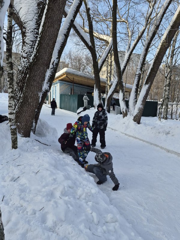 ❄️Зима - прекрасное время года! И мороз нам не помеха!❄️ Прогулка - каждый день по расписанию! Строим снежные крепости и пещеры, катаемся с горки, играем в снежки и футбол! Отдохнувшие, с румянцем во всю щеку, возвращаемся в школу!❄️Зима - прекрасное время года! И мороз нам не помеха!❄️ Прогулка - каждый день по расписанию! Строим снежные крепости и пещеры, катаемся с горки, играем в снежки и футбол! Отдохнувшие, с румянцем во всю щеку, возвращаемся в школу!