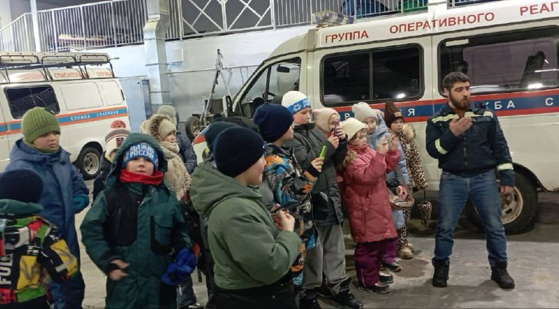 🚑Экскурсия в службу спасения📌18 февраля ребята из классов 3А и 3Б посетили Городскую службу спасения. Они познакомились с работой настоящих героев-спасателей и узнали много интересного!🛠️ Экскурсовод провёл ребят по гаражу, где размещена специализированная техника. Каждому ребёнку представилась уникальная возможность посидеть за рулем автомобиля экстренных служб и ощутить себя настоящим спасателем.🏃‍♂ Дети увидели тренажёры, на которых проходят подготовку сотрудники службы спасения. Начальник службы рассказал ребятам о своей работе: как именно проводятся операции по спасению людей, какие ситуации требуют вмешательства профессионалов.Дети активно участвовали в экскурсии, задавали много вопросов, на каждый из которых получили исчерпывающие ответы. 💬Эта поездка стала незабываемым приключением для наших третьеклассников и вдохновила многих задуматься о будущей профессии защитника жизней и здоровья окружающих! 