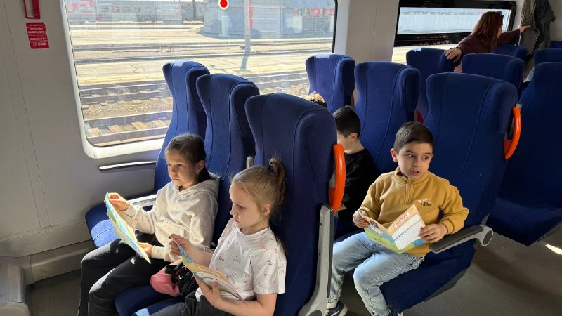 🚆Путешествие по Перми: 1Б, 3Б и 4В классы на «Финисте»!Вчера ученики 1Б, 3Б и 4В классов отправились в настоящее городское приключение — на электричке «Финист» они проехали по маршруту, охватившему 14 станций Перми. На каждой остановке ребят ждали новые открытия о нашем замечательном городе.А мы готовы открыть вам тайну! Все электрички названы в честь птиц: «Ласточка», «Финист», «Сапсан», «Стриж» — настоящие имена-птицы! 🦅 На всём пути ребята увидели несколько заводов, а в финале путешествия перед ними открылся великолепный обзор на Каму. Это был не просто маршрут, а настоящее знакомство с историей, промышленностью и природой Перми!