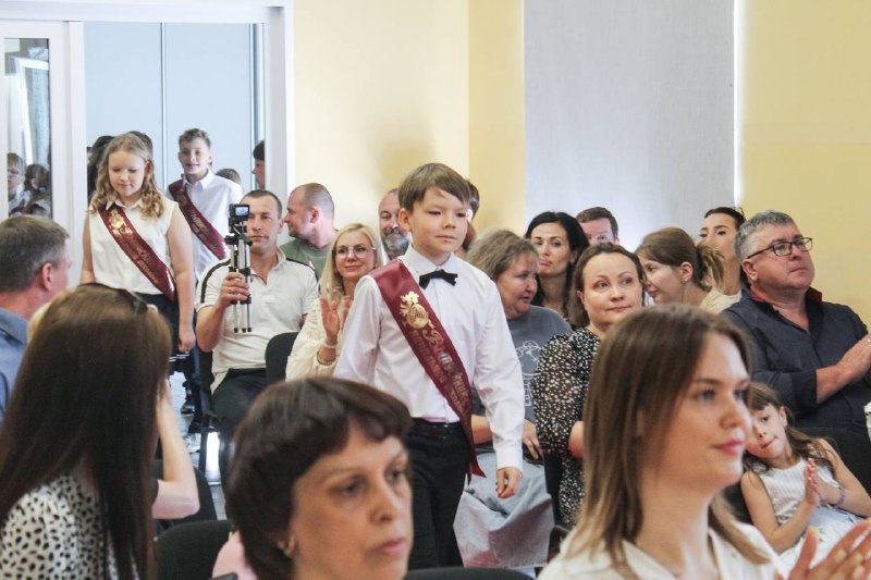 ✨ 22 мая в стенах Европейской школы прошёл долгожданный выпускной 4-х классов! 🎓Каждый класс подготовил свой творческий номер, а в завершение все ребята вместе исполнили трогательную песню — прощание с начальной школой. Это был очень тёплый и запоминающийся день для учеников, родителей и учителей.Поздравляем 4А, 4Б и 4В с последним звонком! Мы гордимся вашими успехами, смелостью и дружбой. Пусть впереди вас ждут только интересные открытия, новые друзья и большие победы. В добрый путь, дорогие выпускники начальной школы! А еще больше фото можете найти в нашем альбоме