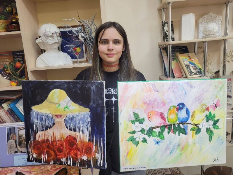 🧑‍🎨Акриловые краски на холсте: новый опыт для юных художниковРебята из 6-го класса кружка «Вдохновение» открыли для себя удивительный мир акриловой живописи. Этот современный художественный материал оказался настоящим открытием: он лёгок в обращении, радует яркой палитрой и даёт безграничные возможности для творчества. По сравнению с гуашью, акрил позволяет создавать более насыщенные и стойкие цвета, а работать с ним — одно удовольствие!Наши ученики только начинают свой путь в искусстве: учатся наблюдать, искать свой уникальный почерк и выражать мысли через цвет и форму. Ведь, как говорил великий Леонардо да Винчи«там нет художника, где его кисть не думает вместе с художником».Особенно хочется отметить старания Ильи Лугегова, Алисы Борисовой, Алисы Ивановой, Ильи Расторгуева, Марины Томасовой и Милы Александровой. Вы большие молодцы! Пусть этот путь будет сложным, но невероятно интересным. Вперёд, к новым творческим вершинам! 🎨