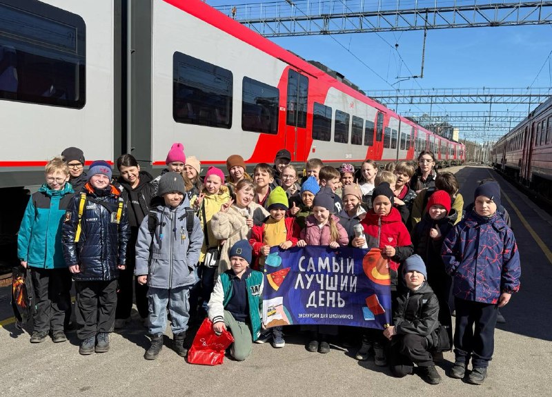 🚆Путешествие по Перми: 1Б, 3Б и 4В классы на «Финисте»!Вчера ученики 1Б, 3Б и 4В классов отправились в настоящее городское приключение — на электричке «Финист» они проехали по маршруту, охватившему 14 станций Перми. На каждой остановке ребят ждали новые открытия о нашем замечательном городе.А мы готовы открыть вам тайну! Все электрички названы в честь птиц: «Ласточка», «Финист», «Сапсан», «Стриж» — настоящие имена-птицы! 🦅 На всём пути ребята увидели несколько заводов, а в финале путешествия перед ними открылся великолепный обзор на Каму. Это был не просто маршрут, а настоящее знакомство с историей, промышленностью и природой Перми!