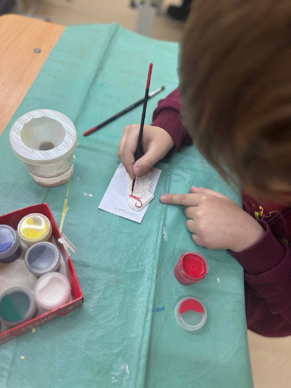 Яркий мастер класс в 1Б классе 🎨Ребята из 1Б класса окунулись в атмосферу творчества и радости! Ведь состоялся замечательный мастер-класс, посвященный празднику Дня Матери!📚 Дети услышали увлекательную историю о Дне Матери, узнали много интересного и вдохновились создать собственные подарки для любимых мам. ✂️ Вооружившись ножницами и цветной бумагой, наши юные мастера сотворили удивительные букеты ярких бумажных цветов, наполненных теплом детских сердец.Но на этом творчество не закончилось! Под руководством учителя ребята сделали оригинальные гипсовые фигурки. Затем проявили себя настоящими художниками, раскрасив свои творения яркими красками.Яркий мастер класс в 1Б классе 🎨Ребята из 1Б класса окунулись в атмосферу творчества и радости! Ведь состоялся замечательный мастер-класс, посвященный празднику Дня Матери!📚 Дети услышали увлекательную историю о Дне Матери, узнали много интересного и вдохновились создать собственные подарки для любимых мам. ✂️ Вооружившись ножницами и цветной бумагой, наши юные мастера сотворили удивительные букеты ярких бумажных цветов, наполненных теплом детских сердец.Но на этом творчество не закончилось! Под руководством учителя ребята сделали оригинальные гипсовые фигурки. Затем проявили себя настоящими художниками, раскрасив свои творения яркими красками.