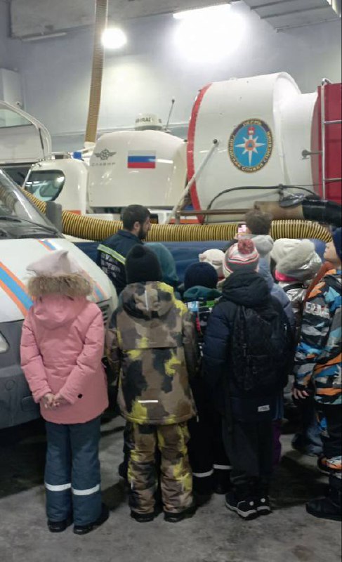 🚑Экскурсия в службу спасения📌18 февраля ребята из классов 3А и 3Б посетили Городскую службу спасения. Они познакомились с работой настоящих героев-спасателей и узнали много интересного!🛠️ Экскурсовод провёл ребят по гаражу, где размещена специализированная техника. Каждому ребёнку представилась уникальная возможность посидеть за рулем автомобиля экстренных служб и ощутить себя настоящим спасателем.🏃‍♂ Дети увидели тренажёры, на которых проходят подготовку сотрудники службы спасения. Начальник службы рассказал ребятам о своей работе: как именно проводятся операции по спасению людей, какие ситуации требуют вмешательства профессионалов.Дети активно участвовали в экскурсии, задавали много вопросов, на каждый из которых получили исчерпывающие ответы. 💬Эта поездка стала незабываемым приключением для наших третьеклассников и вдохновила многих задуматься о будущей профессии защитника жизней и здоровья окружающих! 
