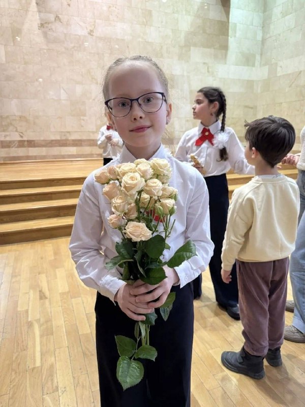 Ученица 2 «Б» класса Лукиных Анастасия успешно осваивает музыкальное искусство в музыкальной школе.4 апреля Настя вместе со своим коллективом приняла участие во Всероссийском конкурс-фестивале «Счастливая звезда» и одержала победу! Это большое достижение, ведь на фестивале собралось множество талантливых ребят.Поздравляем Настю и её коллектив с заслуженной победой! Желаем новых творческих успехов, вдохновения и ярких выступлений! 