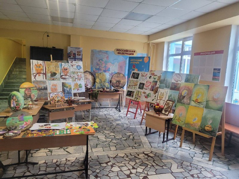 🎨Осень в красках творчества! 🍁Продолжается выставка "Все краски осени"! Представляем вторую часть, где собраны яркие и оригинальные работы учащихся.Работы выполнены участниками кружков "Палитра" и "Вдохновение". Шестиклассники продемонстрировали своё мастерство, осваивая сложную технику декупаж на холсте, с рисованием акриловыми красками, работой с текстурной пастой и молдами.🍂Каждая картина наполнена теплотой осенних оттенков, раскрывая индивидуальность авторов и красоту природы глазами детей.