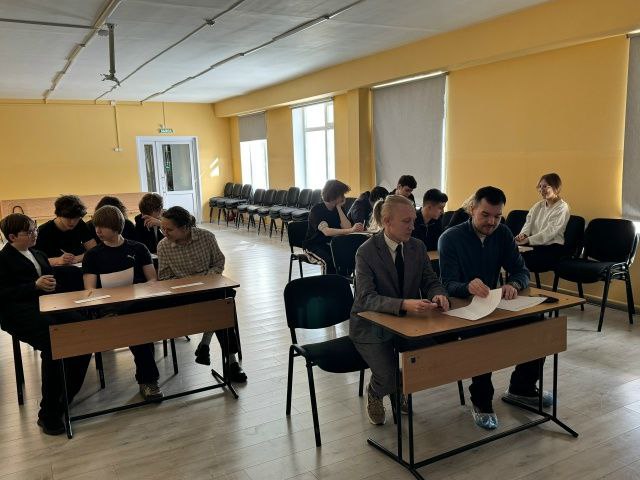 Нейросети: ограничить нельзя использоватьУчащиеся 10 и 11 классов «Европейской школы» впервые познакомились с миром парламентских дебатов. Надо отметить, что это направление активно развивается в учебных заведениях края, под эгидой Молодёжного парламента Прикамья проводятся дебаты краевого уровня. Тему для первого раза выбрали непростую, но актуальную — нужно ли ограничивать использование нейросетей при выполнении домашних заданий?Вполне ожидаемо, что сначала многие стеснялись. Сделать первый шаг и высказать своё мнение перед всеми — всегда волнительно. Но постепенно, один за другим, ребята включились в работу и начали защищать точку зрения своей команды. Это было самое важное: они не испугались и попробовали. В процессе дискуссии мы услышали и по-настоящему сильные, продуманные аргументы.Организаторами дебатов выступили студенты ПГНИУ, представители Молодежного парламента Законодательного Собрания края Сергей Кузнецов,  Антон Бобров, Ян Городецкий. Их отзыв о мероприятии:«Конечно, ребятам из «Европейской школы» ещё есть над чем работать и что прокачивать. Но главное — мы увидели их интерес. Это лучший сигнал для нас, что нужно продолжать. Мы обязательно вернёмся в эту школу, чтобы помочь им развить свои навыки и, возможно, подготовить будущих чемпионов!».Нейросети: ограничить нельзя использоватьУчащиеся 10 и 11 классов «Европейской школы» впервые познакомились с миром парламентских дебатов. Надо отметить, что это направление активно развивается в учебных заведениях края, под эгидой Молодёжного парламента Прикамья проводятся дебаты краевого уровня. Тему для первого раза выбрали непростую, но актуальную — нужно ли ограничивать использование нейросетей при выполнении домашних заданий?Вполне ожидаемо, что сначала многие стеснялись. Сделать первый шаг и высказать своё мнение перед всеми — всегда волнительно. Но постепенно, один за другим, ребята включились в работу и начали защищать точку зрения своей команды. Это было самое важное: они не испугались и попробовали. В процессе дискуссии мы услышали и по-настоящему сильные, продуманные аргументы.Организаторами дебатов выступили студенты ПГНИУ, представители Молодежного парламента Законодательного Собрания края Сергей Кузнецов,  Антон Бобров, Ян Городецкий. Их отзыв о мероприятии:«Конечно, ребятам из «Европейской школы» ещё есть над чем работать и что прокачивать. Но главное — мы увидели их интерес. Это лучший сигнал для нас, что нужно продолжать. Мы обязательно вернёмся в эту школу, чтобы помочь им развить свои навыки и, возможно, подготовить будущих чемпионов!».