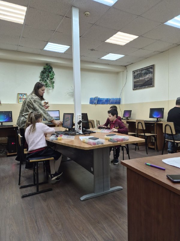 Наши педагогиФакультет «Начальное образование» готовит учителей-универсалов, которые могут вести уроки музыки, физкультуры, технологии и даже заменять логопеда. Да, влияние первого учителя огромно, он навсегда останется в сердце ребенка. В школе он самый главный авторитет, проводник в мир знаний и «вторая мама», эмоциональная опора, наставник, формирующий из незнакомых друг другу детей коллектив, создающий безопасную атмосферу. Казалось бы, одного педагога достаточно. Но в начальных классах мы не замыкаемся в системе «один учитель - ученики».❓Почему? Мы уверены, что педагоги-предметники (учитель физкультуры, изо, технологии, музыки и т.д.) дают более глубокие знания, чем один педагог общего профиля. 📍На наш взгляд, несколько педагогов привносят разные подходы и методы обучения, делая учебный процесс интереснее и повышая мотивацию. 📍Важна и социальная адаптация: взаимодействие с разными учителями учит детей адаптироваться к различным требованиям и стилям общения, что готовит их к средней школе. Кроме учителей, с детьми работают педагоги дополнительного образования (#внеурочка), организаторы и вожатые детского лагеря «Солнышко», тьюторы, логопед, психолог. Это значительно повышает качество образования за счет более глубокого индивидуального подхода, разностороннего развития детей, развития социальных навыков через общение с разными взрослыми.В среднем и старшем звене у детей также есть классный руководитель и учителя-предметники. Штат «Европейской школы» полностью укомплектован педагогами по всем учебным дисциплинам. …Хочется отметить, что у каждого человека могут возникнуть жизненные обстоятельства, которые повлияют дальнейшую работу, и у педагогов в том числе. 📍Поэтому наш совет: выбирайте прежде всего не конкретного учителя, а саму ШКОЛУ, ее атмосферу, ее традиции, ее ценности! ⭐️«Европейской школе» в следующем году исполнится 30 лет! Это долгий путь. Наш главный принцип — Docendo discimus («Обучая — учимся»). Это наша философия! Если она близка вам - добро пожаловать! ✌️Наши педагогиФакультет «Начальное образование» готовит учителей-универсалов, которые могут вести уроки музыки, физкультуры, технологии и даже заменять логопеда. Да, влияние первого учителя огромно, он навсегда останется в сердце ребенка. В школе он самый главный авторитет, проводник в мир знаний и «вторая мама», эмоциональная опора, наставник, формирующий из незнакомых друг другу детей коллектив, создающий безопасную атмосферу. Казалось бы, одного педагога достаточно. Но в начальных классах мы не замыкаемся в системе «один учитель - ученики».❓Почему? Мы уверены, что педагоги-предметники (учитель физкультуры, изо, технологии, музыки и т.д.) дают более глубокие знания, чем один педагог общего профиля. 📍На наш взгляд, несколько педагогов привносят разные подходы и методы обучения, делая учебный процесс интереснее и повышая мотивацию. 📍Важна и социальная адаптация: взаимодействие с разными учителями учит детей адаптироваться к различным требованиям и стилям общения, что готовит их к средней школе. Кроме учителей, с детьми работают педагоги дополнительного образования (#внеурочка), организаторы и вожатые детского лагеря «Солнышко», тьюторы, логопед, психолог. Это значительно повышает качество образования за счет более глубокого индивидуального подхода, разностороннего развития детей, развития социальных навыков через общение с разными взрослыми.В среднем и старшем звене у детей также есть классный руководитель и учителя-предметники. Штат «Европейской школы» полностью укомплектован педагогами по всем учебным дисциплинам. …Хочется отметить, что у каждого человека могут возникнуть жизненные обстоятельства, которые повлияют дальнейшую работу, и у педагогов в том числе. 📍Поэтому наш совет: выбирайте прежде всего не конкретного учителя, а саму ШКОЛУ, ее атмосферу, ее традиции, ее ценности! ⭐️«Европейской школе» в следующем году исполнится 30 лет! Это долгий путь. Наш главный принцип — Docendo discimus («Обучая — учимся»). Это наша философия! Если она близка вам - добро пожаловать! ✌️