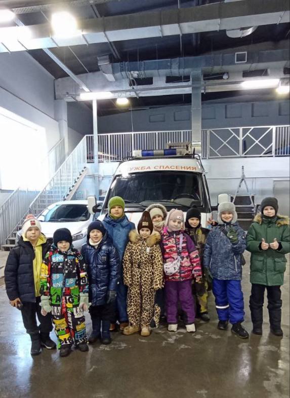 🚑Экскурсия в службу спасения📌18 февраля ребята из классов 3А и 3Б посетили Городскую службу спасения. Они познакомились с работой настоящих героев-спасателей и узнали много интересного!🛠️ Экскурсовод провёл ребят по гаражу, где размещена специализированная техника. Каждому ребёнку представилась уникальная возможность посидеть за рулем автомобиля экстренных служб и ощутить себя настоящим спасателем.🏃‍♂ Дети увидели тренажёры, на которых проходят подготовку сотрудники службы спасения. Начальник службы рассказал ребятам о своей работе: как именно проводятся операции по спасению людей, какие ситуации требуют вмешательства профессионалов.Дети активно участвовали в экскурсии, задавали много вопросов, на каждый из которых получили исчерпывающие ответы. 💬Эта поездка стала незабываемым приключением для наших третьеклассников и вдохновила многих задуматься о будущей профессии защитника жизней и здоровья окружающих! 
