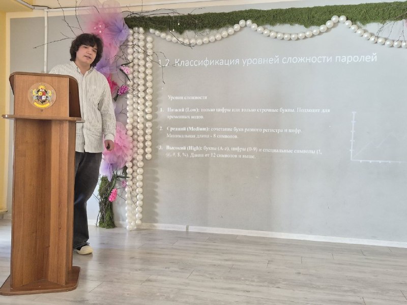 В соответствии со ФГОС в 10 - 11 классах в учебном плане появился новый предмет – «Индивидуальный проект»: самостоятельная исследовательская работа ученика под руководством педагога. Оценка за него выставляется в аттестат о среднем общем образовании.На этой неделе в «Европейской школе» началась защита индивидуальных проектов. Жюри заслушало выступление учащихся 10 класса. Темы проектов очень разнообразны: от спорта до театра, от музыки до математики. Екатерина Богатырева посвятила свой проект исследованию театра как искусства, которое учит слышать и понимать себя. Ратмир Галкин изучал влияние образов знаменитостей в рекламе на формирование модных тенденций и потребительского поведения аудитории, а Михаил Зубакин – влияние спорта на организм школьников. Алина Костарева совместно со школьным психологом исследовала причины возникновения стресса и его влияние на подростка. Как выяснилось, подростки часто испытывают стресс не только из-за увеличения школьной нагрузки (например, при подготовке и сдаче экзаменов), но и из-за влияния соцсетей.Елизавета Хуторянская рассказала, как фильмы помогают изучению английского языка. Варвара Круглова, выпускница музыкальной школы, погрузилась в изучение творчества Евгения Крылатова - выдающегося советского композитора. Именно он написал музыку для известных песен «Крылатые качели», «Три белых коня», «Прекрасное далеко», «Лесной олень» и «Колыбельная медведицы».Особенно хочется отметить три проекта:➡Кирилл Борисенко анализировал влияние различных факторов на процесс коррозии металлов (научный руководитель – Милена Алексеевна Бурдина, учитель химии и биологии). Он глубоко изучил тему, провел ряд опытов, которые подтвердили его гипотезу. ➡Арсений Долов создал генератор паролей с разными уровнями сложности и презентовал его жюри. Генератор паролей — это удобный инструмент для повседневной защиты аккаунтов, который позволяет создавать надежные пароли «в один клик» (научный руководитель – Данил Тафкилевич Каликов, преподаватель информатики). ➡Ксения Нагаенко изучала многогранники во временном диапазоне от древности до современности. Она подготовила очень красивую презентацию, которая помогла слушателям еще больше погрузиться в исследование, а также сама сделала макеты многогранников. Важное достоинство ее работы – метапредметность: она установила связь изучаемых объектов с биологией, химией, искусством, архитектурой. Научный руководитель - Диана Владимировна Соловьева, учитель математики.Авторы этих проектов прекрасно справились с защитой, правильно оформили рефераты и получили заслуженную оценку «отлично». Кроме этого, как и на научно-практической конференции, жюри распределило призовые места:1 место – Ксения Нагаенко2 место - Кирилл Борисенко3 место – Арсений ДоловПоздравляем всех участников, вы молодцы! 🎉На следующей неделе пройдет защита индивидуальных проектов учащихся 11 класса.В соответствии со ФГОС в 10 - 11 классах в учебном плане появился новый предмет – «Индивидуальный проект»: самостоятельная исследовательская работа ученика под руководством педагога. Оценка за него выставляется в аттестат о среднем общем образовании.На этой неделе в «Европейской школе» началась защита индивидуальных проектов. Жюри заслушало выступление учащихся 10 класса. Темы проектов очень разнообразны: от спорта до театра, от музыки до математики. Екатерина Богатырева посвятила свой проект исследованию театра как искусства, которое учит слышать и понимать себя. Ратмир Галкин изучал влияние образов знаменитостей в рекламе на формирование модных тенденций и потребительского поведения аудитории, а Михаил Зубакин – влияние спорта на организм школьников. Алина Костарева совместно со школьным психологом исследовала причины возникновения стресса и его влияние на подростка. Как выяснилось, подростки часто испытывают стресс не только из-за увеличения школьной нагрузки (например, при подготовке и сдаче экзаменов), но и из-за влияния соцсетей.Елизавета Хуторянская рассказала, как фильмы помогают изучению английского языка. Варвара Круглова, выпускница музыкальной школы, погрузилась в изучение творчества Евгения Крылатова - выдающегося советского композитора. Именно он написал музыку для известных песен «Крылатые качели», «Три белых коня», «Прекрасное далеко», «Лесной олень» и «Колыбельная медведицы».Особенно хочется отметить три проекта:➡Кирилл Борисенко анализировал влияние различных факторов на процесс коррозии металлов (научный руководитель – Милена Алексеевна Бурдина, учитель химии и биологии). Он глубоко изучил тему, провел ряд опытов, которые подтвердили его гипотезу. ➡Арсений Долов создал генератор паролей с разными уровнями сложности и презентовал его жюри. Генератор паролей — это удобный инструмент для повседневной защиты аккаунтов, который позволяет создавать надежные пароли «в один клик» (научный руководитель – Данил Тафкилевич Каликов, преподаватель информатики). ➡Ксения Нагаенко изучала многогранники во временном диапазоне от древности до современности. Она подготовила очень красивую презентацию, которая помогла слушателям еще больше погрузиться в исследование, а также сама сделала макеты многогранников. Важное достоинство ее работы – метапредметность: она установила связь изучаемых объектов с биологией, химией, искусством, архитектурой. Научный руководитель - Диана Владимировна Соловьева, учитель математики.Авторы этих проектов прекрасно справились с защитой, правильно оформили рефераты и получили заслуженную оценку «отлично». Кроме этого, как и на научно-практической конференции, жюри распределило призовые места:1 место – Ксения Нагаенко2 место - Кирилл Борисенко3 место – Арсений ДоловПоздравляем всех участников, вы молодцы! 🎉На следующей неделе пройдет защита индивидуальных проектов учащихся 11 класса.
