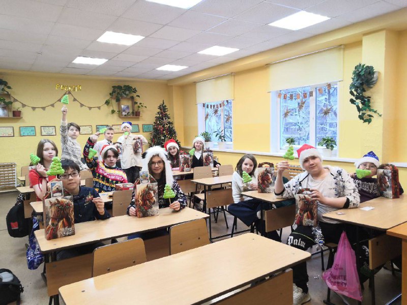⭐️Прилетаем в Россию!⭐️В нашей стране постепенно возрождается традиция оформлять рождественские елки в истинно русском стиле, превращая их в яркое отражение национальной культуры и семейных ценностей. Это не просто стремление придерживаться строгих канонов, а глубокая дань уважения нашим корням, атмосфере домашнего уюта и культурной преемственности поколений.Ребята 5 класса создали своими руками оригинальные праздничные украшения для своего кабинета, выдержанные в традиционном русском стиле. Ёлочку украсили гирляндами из сушек связанных яркими красно-зелёными лентами, бумажными  звёздами. Дверь украсили старинным символом Нового года - рождественским венком. Дополнительно повесили искусственные ветви ели, яркие бусы, нарядные шарики и изящные бумажные гирлянды-флажки. Мягко мерцающие электрические гирлянды завершают картину традиционной красоты.Декор в стиле «а-ля рус» (русский стиль) - это оформление интерьера, сочетающее элементы традиционного русского стиля с актуальными модными тенденциями. Такой декор может включать использование определённых цветов, материалов и орнаментов. Для русского стиля характерны естественные оттенки - синий, белый, зелёный, болотный, коричневый, чёрный, золотой.В декоре в стиле «а-ля рус» часто используют натуральные материалы. Некоторые из них: дерево - сосна, дуб, лиственница и берёза. Текстиль - лён, хлопок и шерсть - используют ковры, покрывала, подушки и шторы. Камень и глина - печи, изразцовые элементы, декоративные панели. Керамика и глазурованная посуда - выступают в роли современных декоративных деталей, которые отсылают к другим эпохам.Также в декоре могут использоваться растительные и звериные орнаменты: деревья, ветки, ягоды, лошади и петухи.Декор ёлки в русском стиле - это не просто украшение праздника, это способ передать тепло дома, традиции и культурное наследие. Дом, где чтят старину, а вместе с тем живут настоящими праздниками.