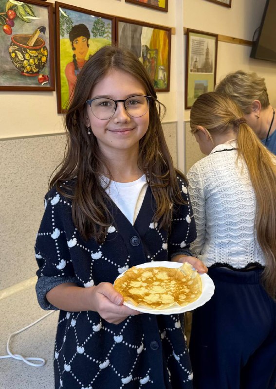 В масленичной неделе среда - Лакомка. Вот и мы решили полакомиться блинами и устроили мастер-класс для детей. На первый взгляд, испечь блины - дело нехитрое. Но мы усложнили задачу: вместо традиционной сковородки использовали электрическую погружную и настоящую блинопечку, как в кафе. А при работе с ней нужна сноровка хотя бы для того, чтобы блин получился круглым! 😁Но все равно, какой он формы, самое главное - вкусный! Ели блины со сметаной, сгущёнкой, с вареньем, пили чай, было очень вкусно!Печь блины - это такая теплая, домашняя история. Удивительно, что каждый, кто приходил с детьми на мастер-класс или просто заглядывал посмотреть, что же там происходит, в итоге тоже оставался и начинал печь блины.😁 Благодарим за проведение  мастер-класса Анну Александровну Носкову, нашу "хозяйку кухни". Она приготовила тесто для блинов, показала детям, как работать с блинопечкой.Завтра ждем остальных участников! 