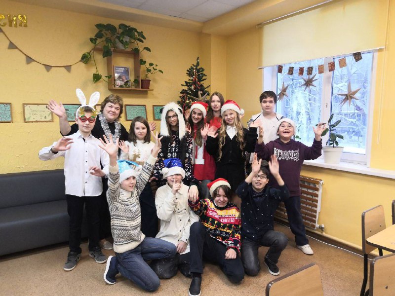 ⭐️Прилетаем в Россию!⭐️В нашей стране постепенно возрождается традиция оформлять рождественские елки в истинно русском стиле, превращая их в яркое отражение национальной культуры и семейных ценностей. Это не просто стремление придерживаться строгих канонов, а глубокая дань уважения нашим корням, атмосфере домашнего уюта и культурной преемственности поколений.Ребята 5 класса создали своими руками оригинальные праздничные украшения для своего кабинета, выдержанные в традиционном русском стиле. Ёлочку украсили гирляндами из сушек связанных яркими красно-зелёными лентами, бумажными  звёздами. Дверь украсили старинным символом Нового года - рождественским венком. Дополнительно повесили искусственные ветви ели, яркие бусы, нарядные шарики и изящные бумажные гирлянды-флажки. Мягко мерцающие электрические гирлянды завершают картину традиционной красоты.Декор в стиле «а-ля рус» (русский стиль) - это оформление интерьера, сочетающее элементы традиционного русского стиля с актуальными модными тенденциями. Такой декор может включать использование определённых цветов, материалов и орнаментов. Для русского стиля характерны естественные оттенки - синий, белый, зелёный, болотный, коричневый, чёрный, золотой.В декоре в стиле «а-ля рус» часто используют натуральные материалы. Некоторые из них: дерево - сосна, дуб, лиственница и берёза. Текстиль - лён, хлопок и шерсть - используют ковры, покрывала, подушки и шторы. Камень и глина - печи, изразцовые элементы, декоративные панели. Керамика и глазурованная посуда - выступают в роли современных декоративных деталей, которые отсылают к другим эпохам.Также в декоре могут использоваться растительные и звериные орнаменты: деревья, ветки, ягоды, лошади и петухи.Декор ёлки в русском стиле - это не просто украшение праздника, это способ передать тепло дома, традиции и культурное наследие. Дом, где чтят старину, а вместе с тем живут настоящими праздниками.