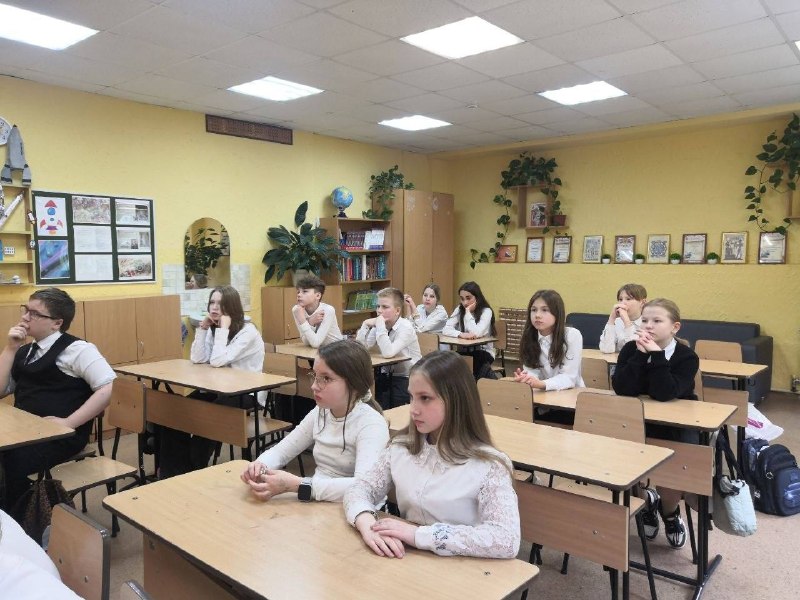 🎖 Подвиг милосердия. Для обучающихся 5 класса состоялся необычный урок-путешествие во времени, посвящённый подвигу милосердия. Мы поговорили о том, что значит иметь «милое сердце» - доброе и способное к состраданию.Ребята услышали живые истории, которые никого не оставили равнодушным. Экскурсовод рассказала, как самоотверженно действовали девочки-санитарки, спасая бойцов, и как врачи возвращали отцов детям. Особое впечатление произвёл тот факт, что каждый второй раненый выжил благодаря заботе медсестры.Ученики увидели на карте города Пермь (Молотов), в каких обычных школах и домах в годы войны располагались госпитали. Атмосферу тех лет помогли прочувствовать отрывки из стихов и песен. Ребята узнали, где находятся памятники героям-медикам, и услышали историю о бесстрашной «сестричке», которая всегда приходила на помощь.В завершение урока каждый написал письмо благодарности медсестре из прошлого. Это был не просто урок истории, а настоящий разговор о доброте, мужестве и человечности.🎖 Подвиг милосердия. Для обучающихся 5 класса состоялся необычный урок-путешествие во времени, посвящённый подвигу милосердия. Мы поговорили о том, что значит иметь «милое сердце» - доброе и способное к состраданию.Ребята услышали живые истории, которые никого не оставили равнодушным. Экскурсовод рассказала, как самоотверженно действовали девочки-санитарки, спасая бойцов, и как врачи возвращали отцов детям. Особое впечатление произвёл тот факт, что каждый второй раненый выжил благодаря заботе медсестры.Ученики увидели на карте города Пермь (Молотов), в каких обычных школах и домах в годы войны располагались госпитали. Атмосферу тех лет помогли прочувствовать отрывки из стихов и песен. Ребята узнали, где находятся памятники героям-медикам, и услышали историю о бесстрашной «сестричке», которая всегда приходила на помощь.В завершение урока каждый написал письмо благодарности медсестре из прошлого. Это был не просто урок истории, а настоящий разговор о доброте, мужестве и человечности.
