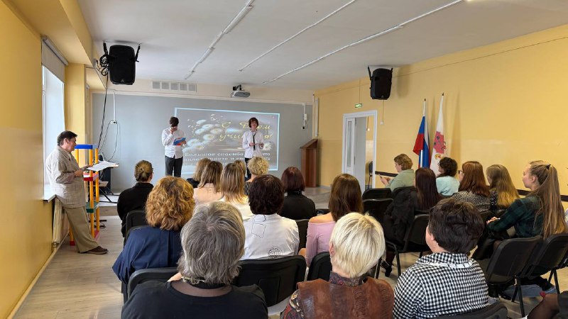 Концерт в честь Дня Учителя.3 октября, в уютных стенах нашей любимой Европейской школы состоялся замечательный праздничный концерт, посвящённый Дню Учителя. Это мероприятие стало прекрасным поводом выразить признательность нашим педагогам, вдохновляющим учеников каждый день своим трудом и заботой.В программе концерта выступили талантливые ученики разных классов, продемонстрировав высокий уровень подготовки и артистизма.Особое внимание было уделено церемонии награждения преподавателей. За вклад в развитие школы и воспитание будущих поколений заслуженным учителям были вручены почётные благодарности. Атмосфера праздника была наполнена теплом, радостью и искренней благодарностью ко всем наставникам, благодаря которым школа процветает и развивается.Мы гордимся нашими педагогами и желаем им дальнейших успехов, здоровья и счастья!